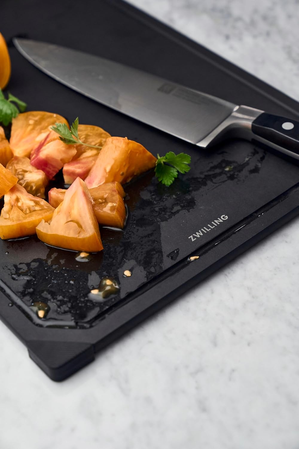 Vágódeszka szilikon lábakkal a munkafelületen