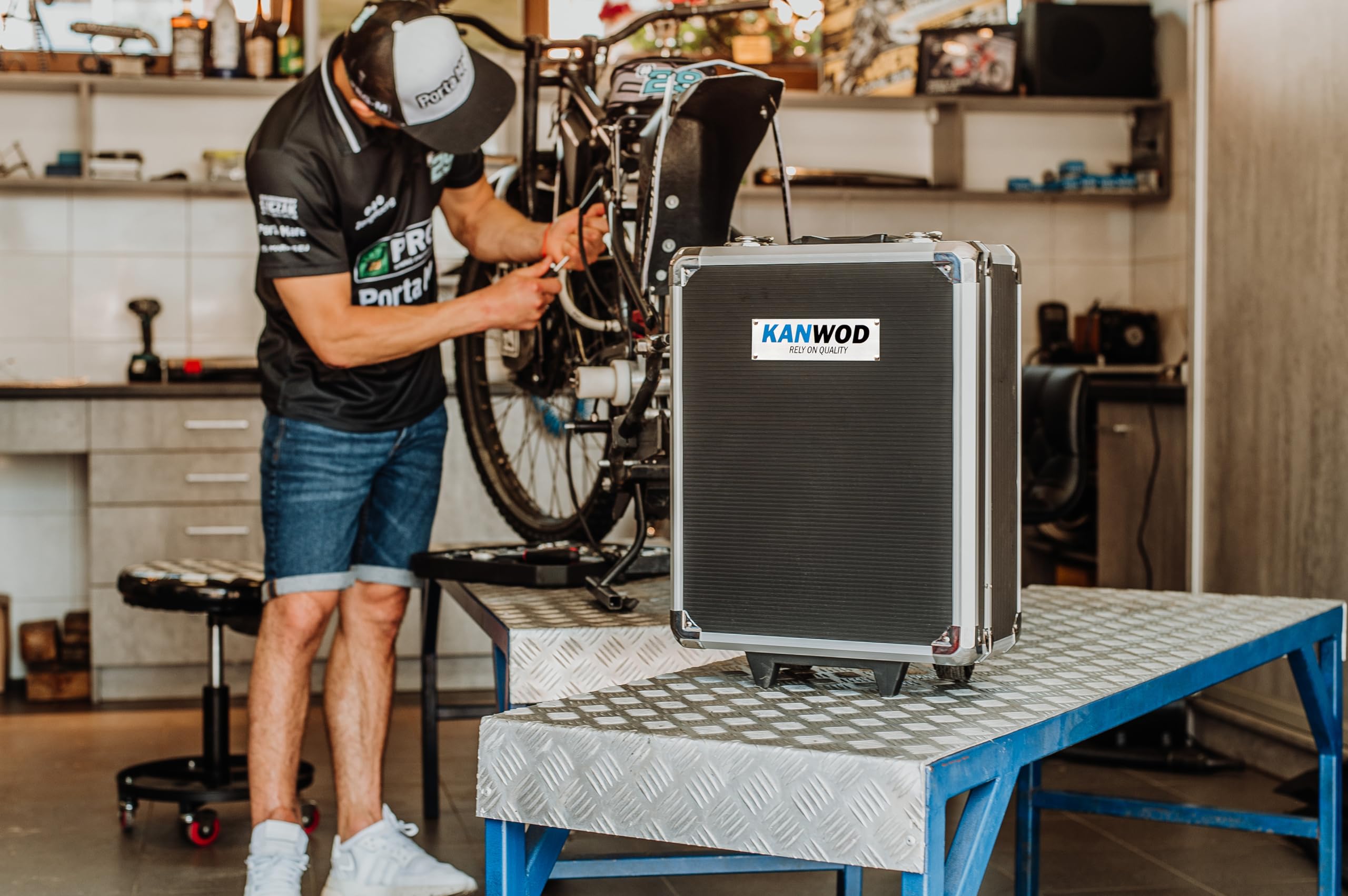 KANWOD Valigetta Attrezzi Completa 1500 Pezzi - Valigetta in Alluminio Robusto - Cassetta degli Attrezzi con Maniglia e Ruote - Set Completo ideale per Garage, Casa, Fai-da-te e Auto