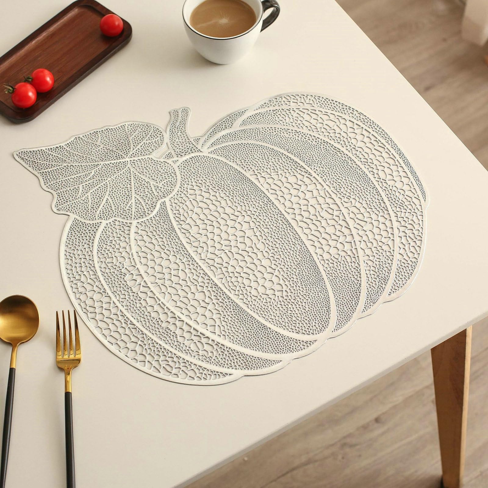 Platzsets Kürbis 8er Set, Platzdeckchen Weihnachten Abwaschbar PVC Hitzebeständig rutschfest Hohl Kürbis Förmig Tischsets für Küche, Silber, 42x40CM