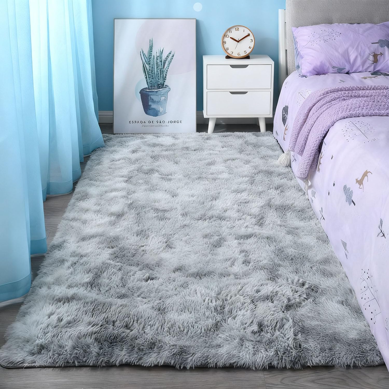 Tapis à poils longs doux gris clair pour une chambre cocooning chaleureuse