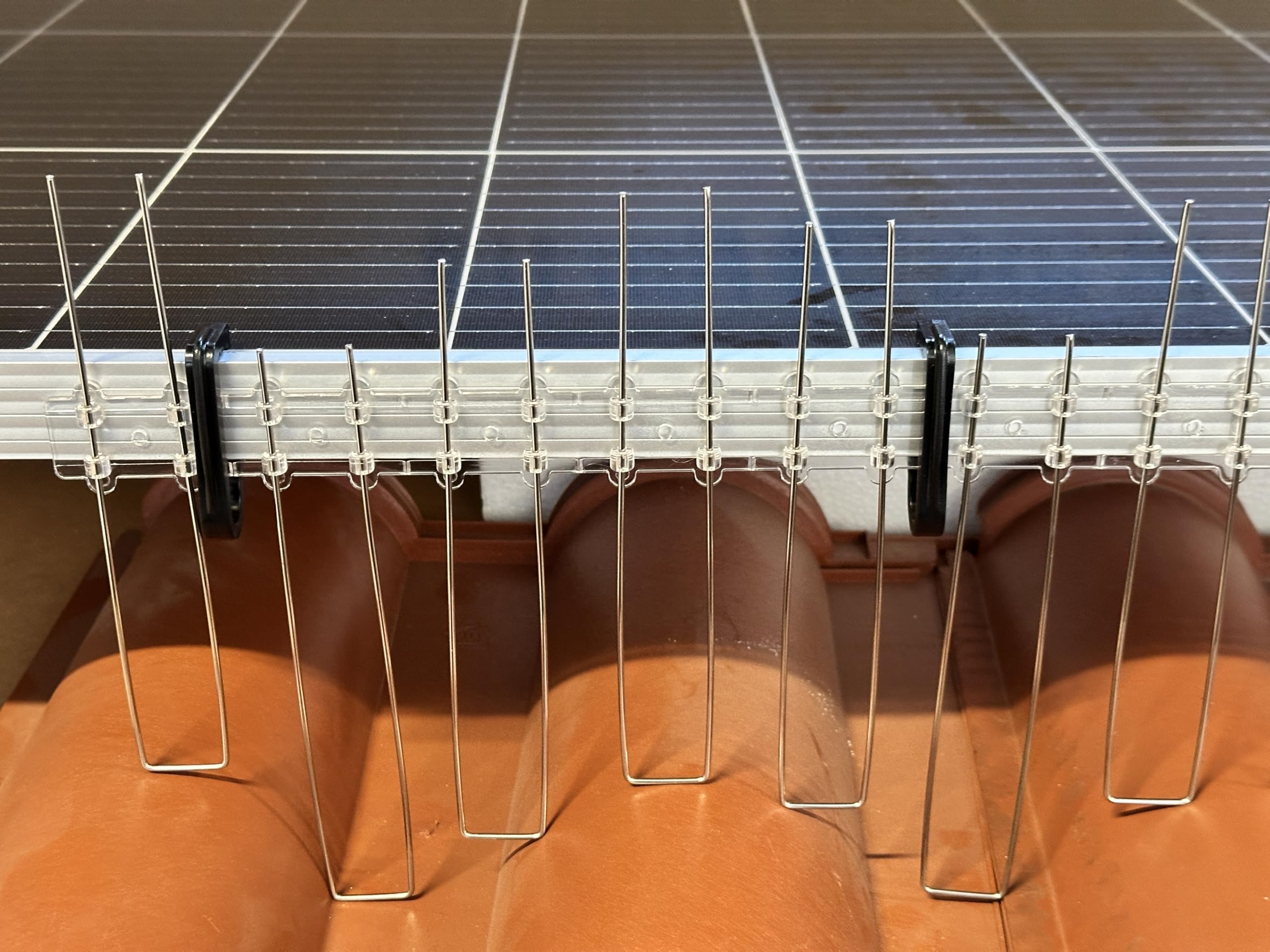 FAST-ECO-130 + FAST-ECOABS - Dissuasore per Fotovoltaico a 20 Aghi in Acciaio Inox, Base in Policarbonato Flessibile, 130mm, Anti-Piccioni e Uccelli (Set 10 Pz + 30 clip) (BARRIERA 5 METRI + 30 CLIP)