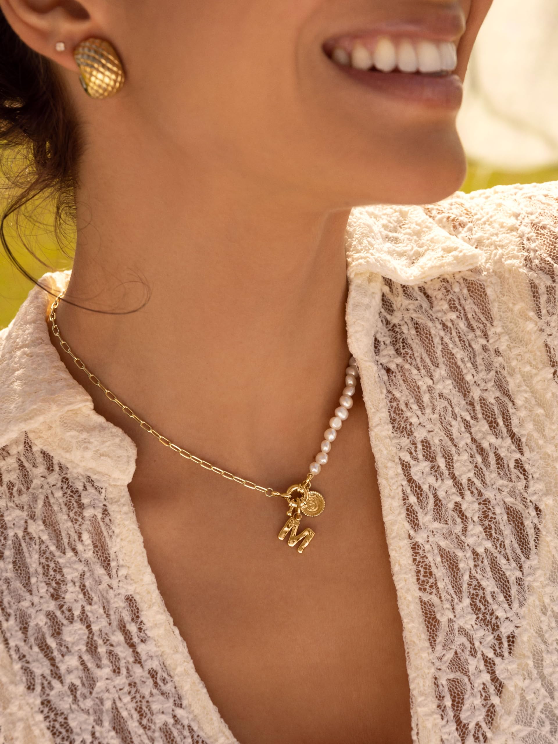 SINGULARU - Charm Letter Organic. Ciondolo con Iniziale in Argento Sterling 925 con Finitura Placcata Oro 18Kt. Abbinabile con Collana. Lettera A-Z