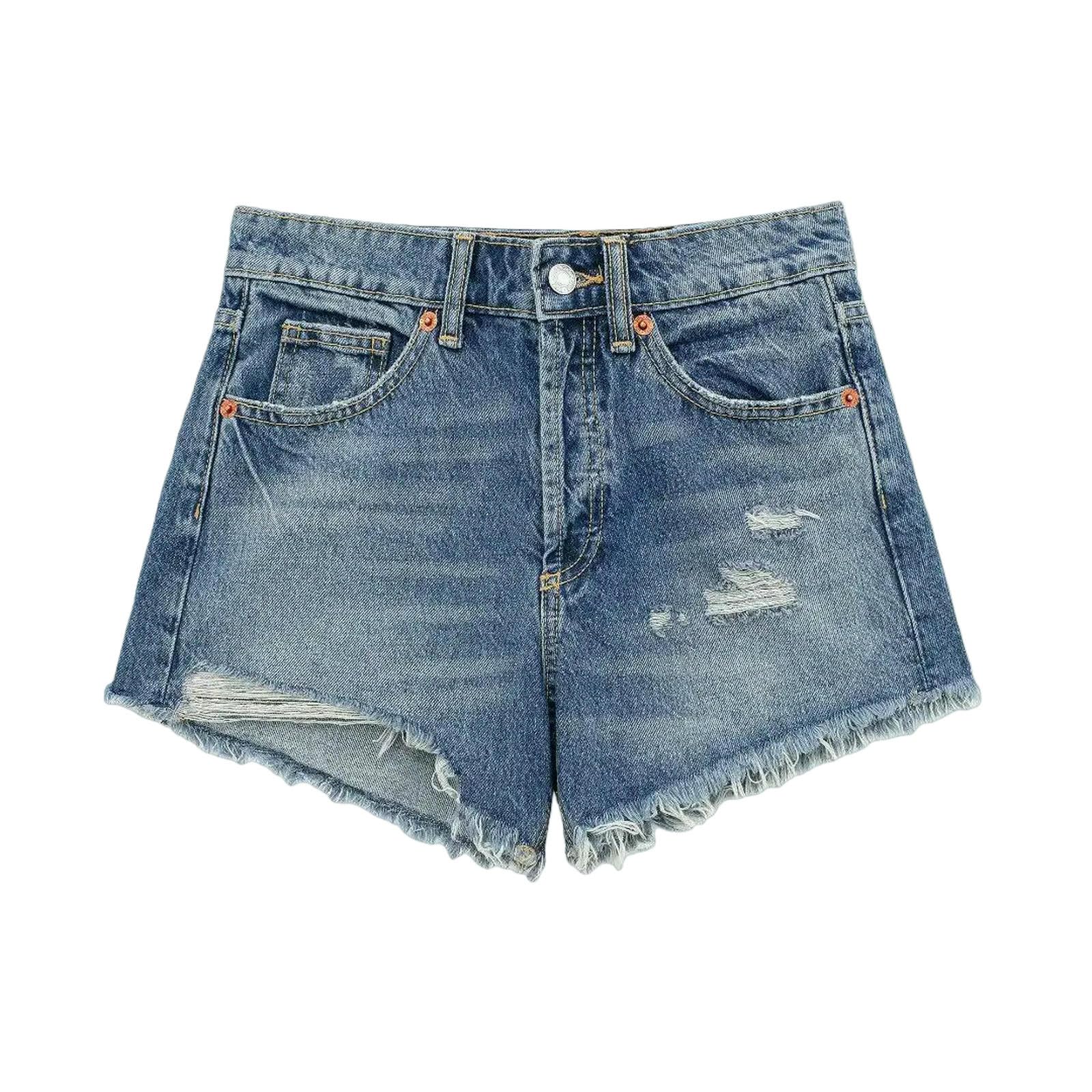 Short jeans femme déchiré pour un look d'été décontracté et tendance en ville