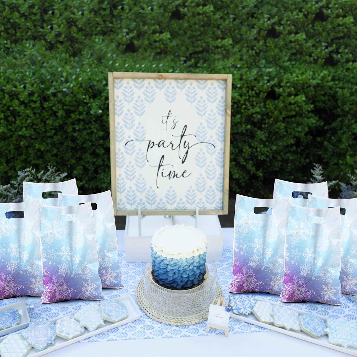 50Pcs Winter Snowflake Party Favor Bags, Blue and Purple Snowflake Gift Bags with Handles, Plastic Holiday Goodie Candy Treat Bags for Birthday Christmas Frozen Winter Wonderland Party Supplies - Image 5