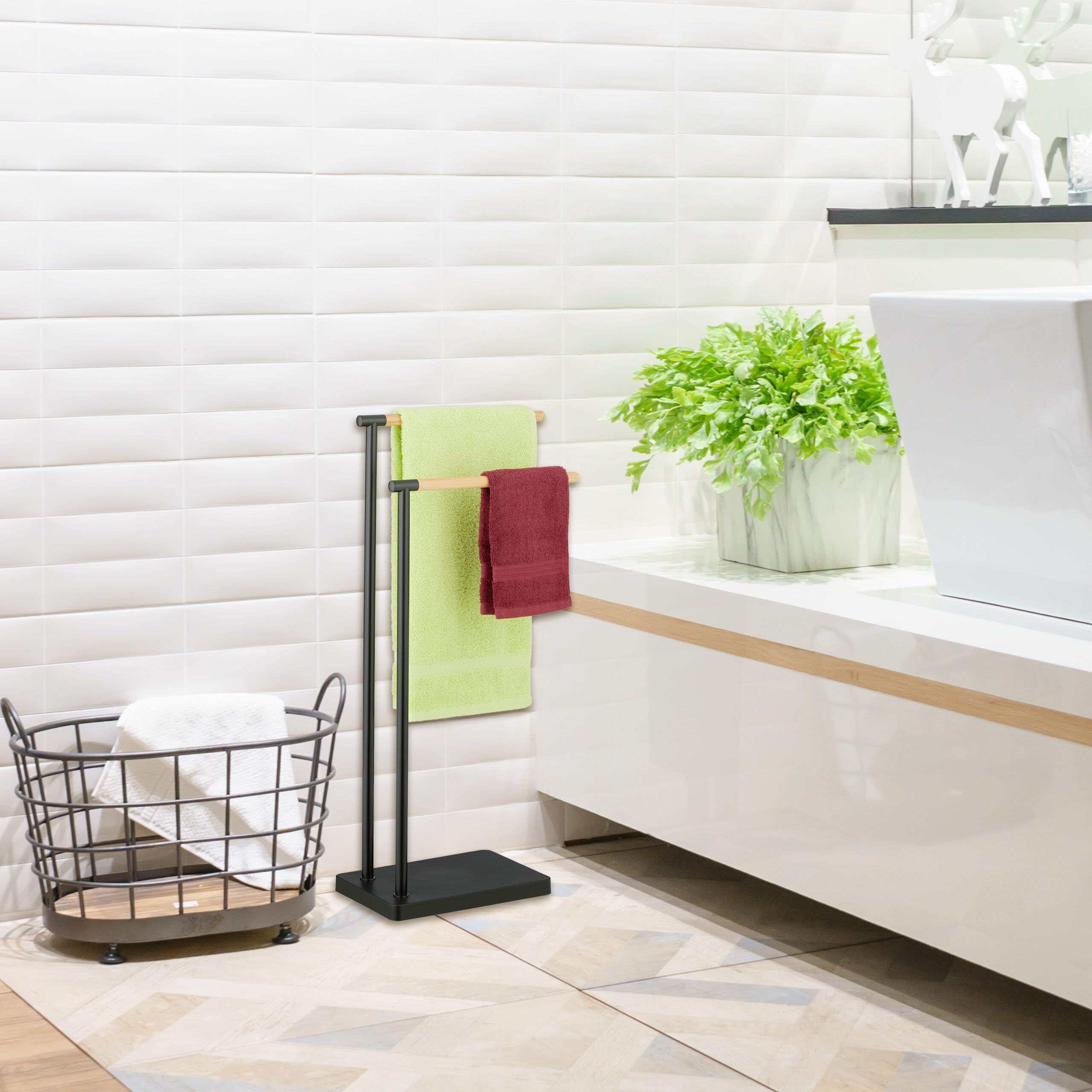 Relaxdays Toallero de Pie, Porta Toallas Baño, Soporte con 2 Brazos, Acero Inoxidable, Bambú, Montaje Sin Taladro, Negro