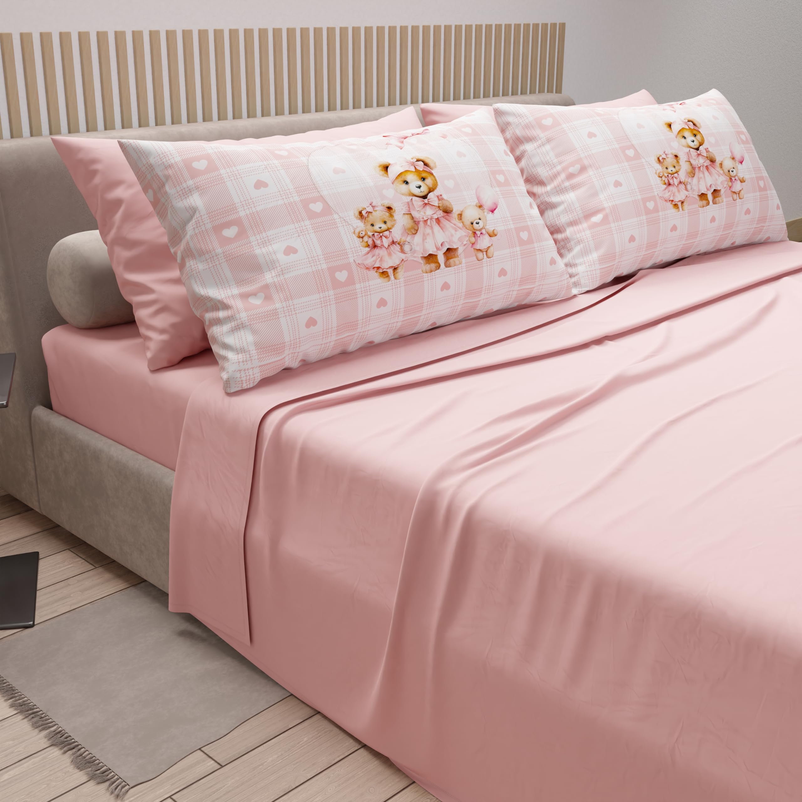 PETTI ARTIGIANI ITALIANI - Sábanas de algodón con Fundas de Almohada de Estampado Digital, tamaño Queen francés, j y sábana Bajera con Accesorios, Teddy Love Rosa empolvado, 100%