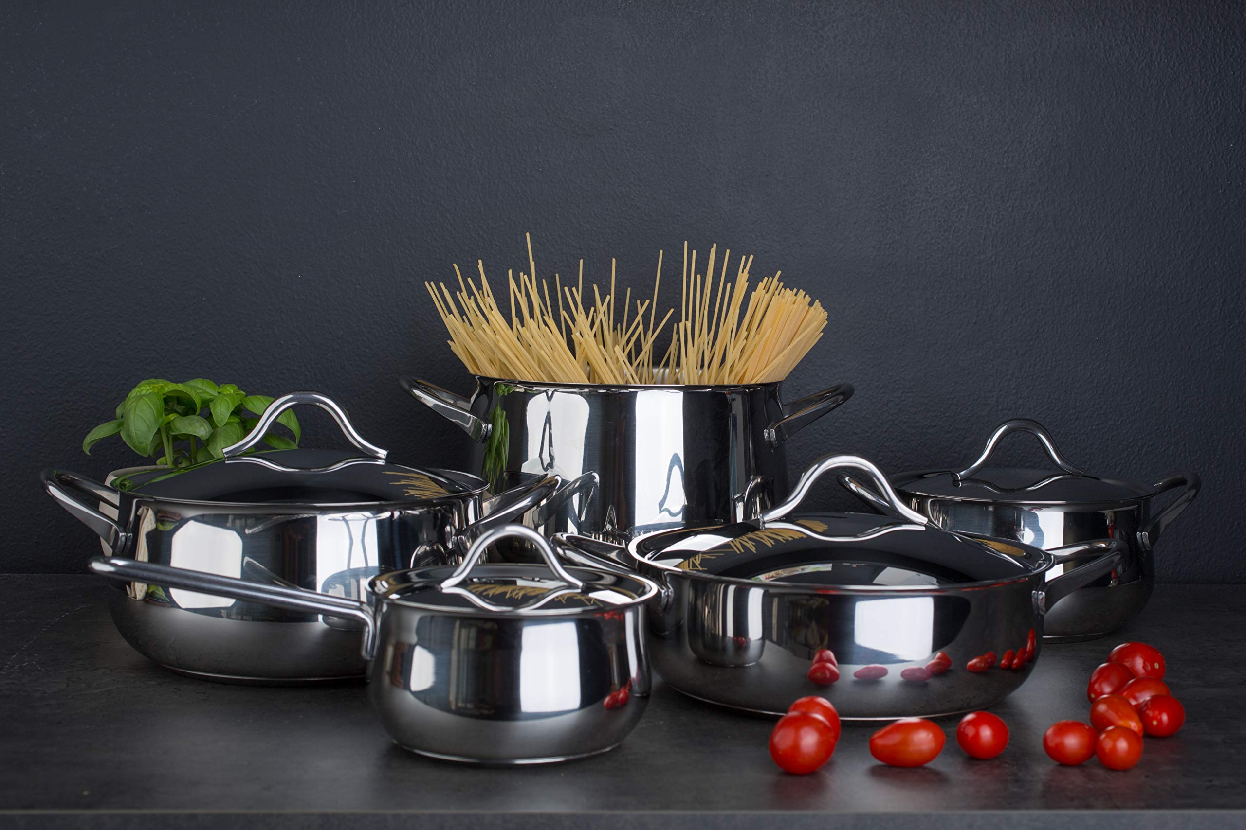 Batteria 11 pz, Acciaio Inox 18/10, Adatta a tutti i piani cottura induzione compresa, Include 2 pentole + 3 casseruole + 1 tegame + 1 bollilatte + 4 coperchi, Made in Italy.