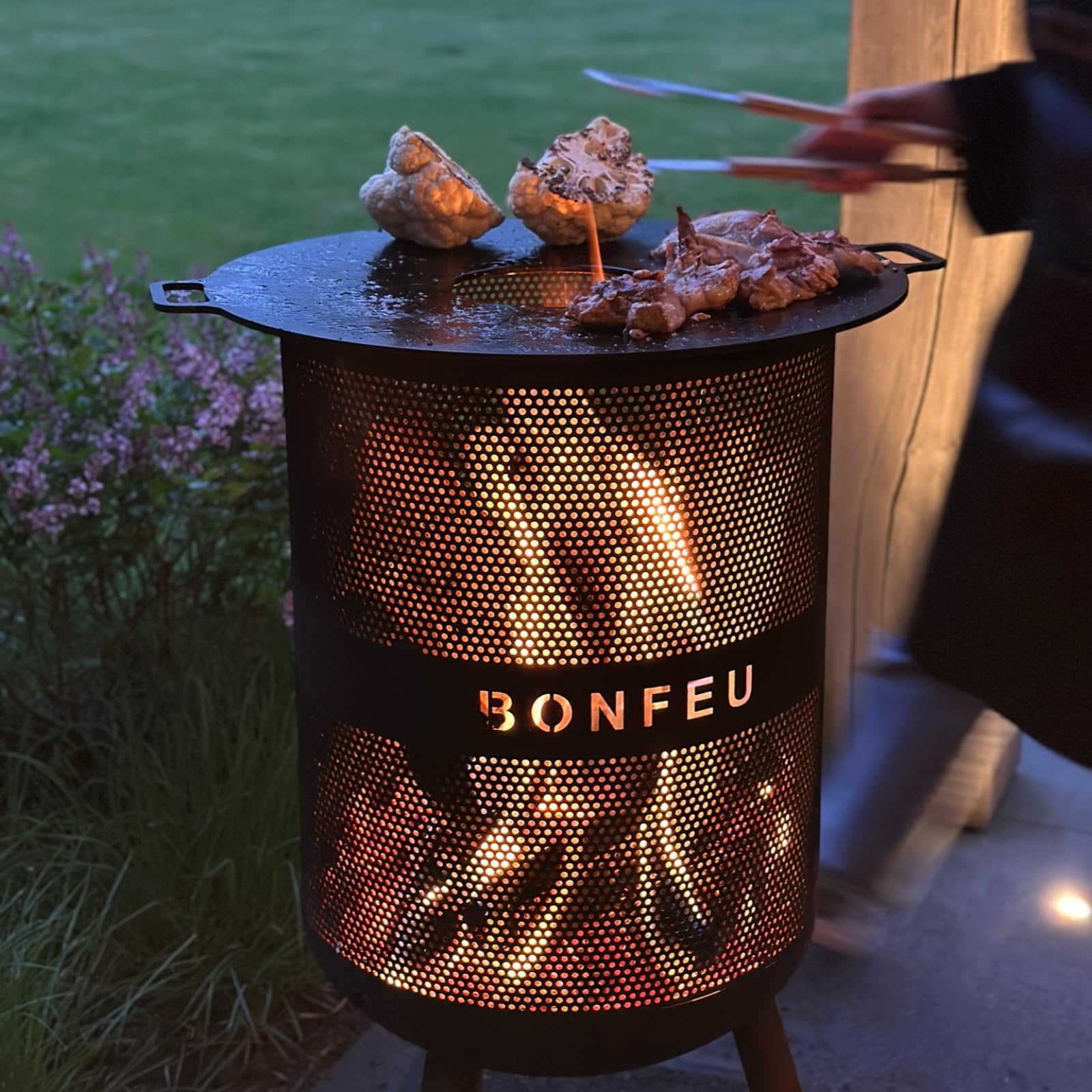 BonFeu Bonves Ø 34cm Schwarz - Feuerkorb für den Garten - Feuertonne & Feuerstelle - Feuerschale Feuerkorb aus stabilem Stahl - Mit Grillrost & Schürhaken zum Kochen - Feuerkorb mit Grillrost