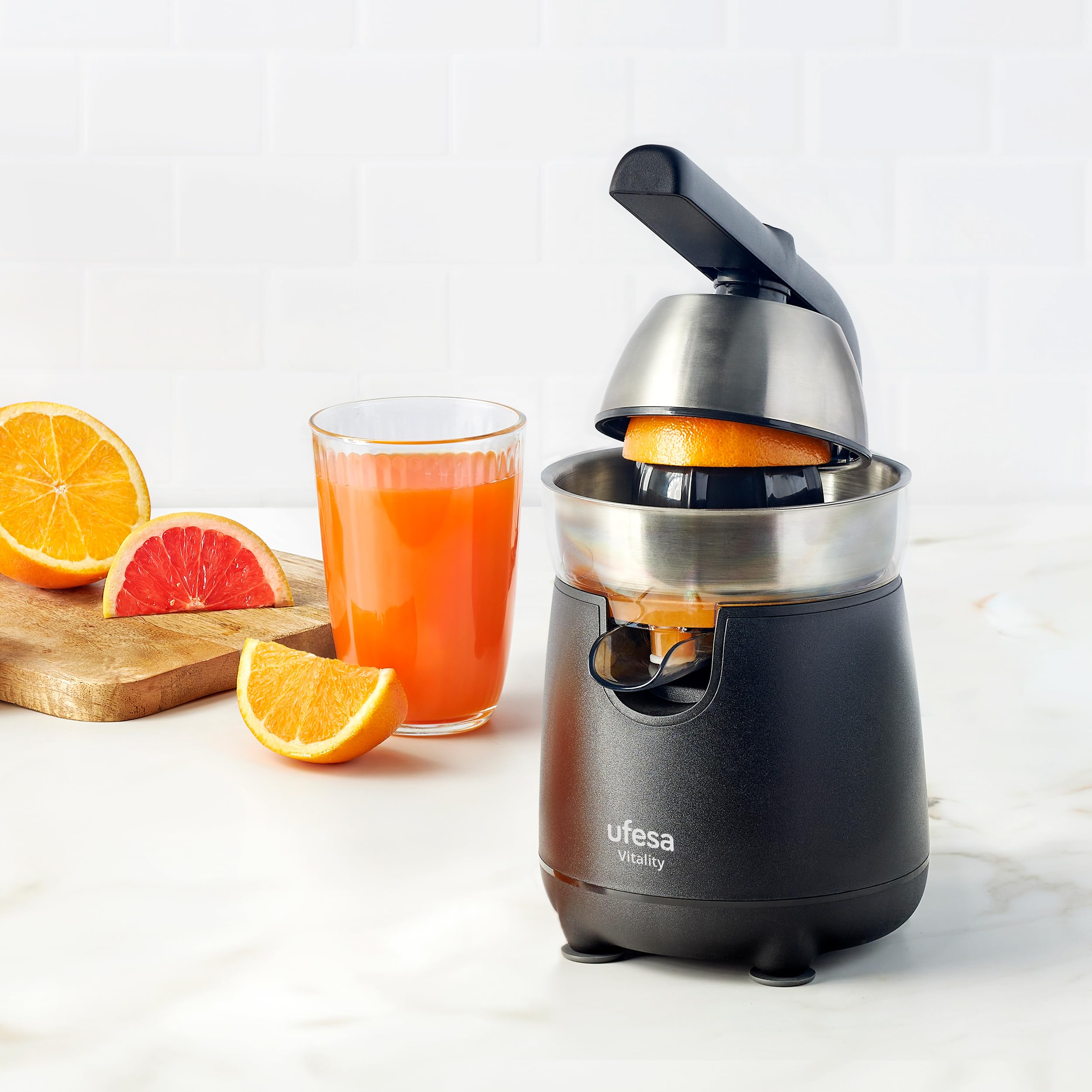 Ufesa Vitality, Spremiagrumi Elettrico a Braccio, 120W, Versamento Continuo, Sistema Ant gocciolamento, Cono Doppio, Filtro in Acciaio Inox, Braccio per l'estrazione del Succo, Senza BPA, Nero Inox