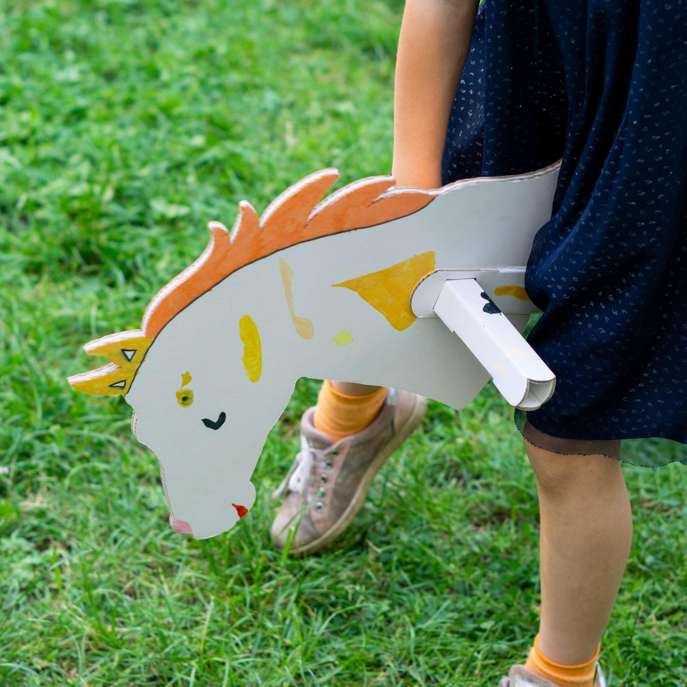 Steckenpferde 10er Set aus Pappe 115 x 40 x 25 cm Hobbyhorse Stockpferde - Pferd weiß zum Bemalen und Bekleben