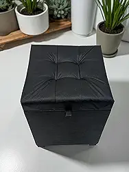 Puff Baú Siena, 36x36x47 cm, Preto Corino, Assento Estofado com Armazenamento