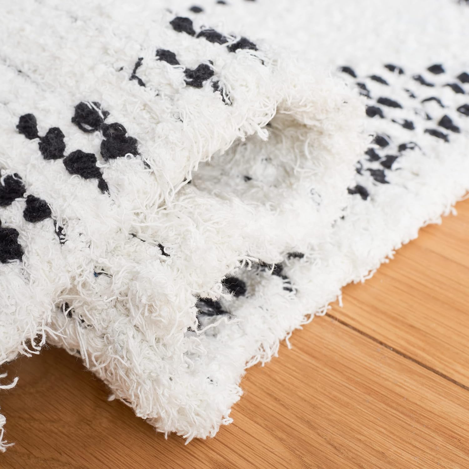 SAFAVIEH Casablanca Collection Area Rug - 6' x 9', Ivory & Black, Handmade Moroccan Boho Cotton Fringe, Ideal for High Traffic Areas in Living Room, Bedroom (CSB462A)