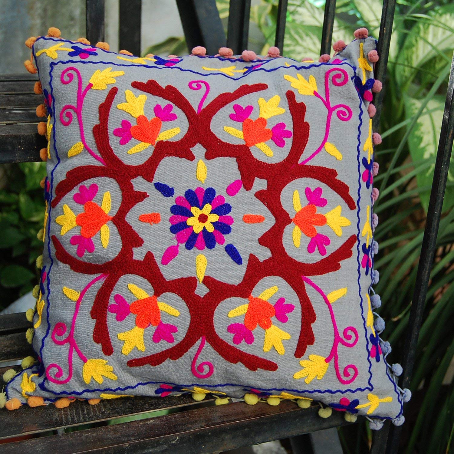 Housse de coussin Suzani multicolore indienne bohème pour redonner vie à une literie terne
