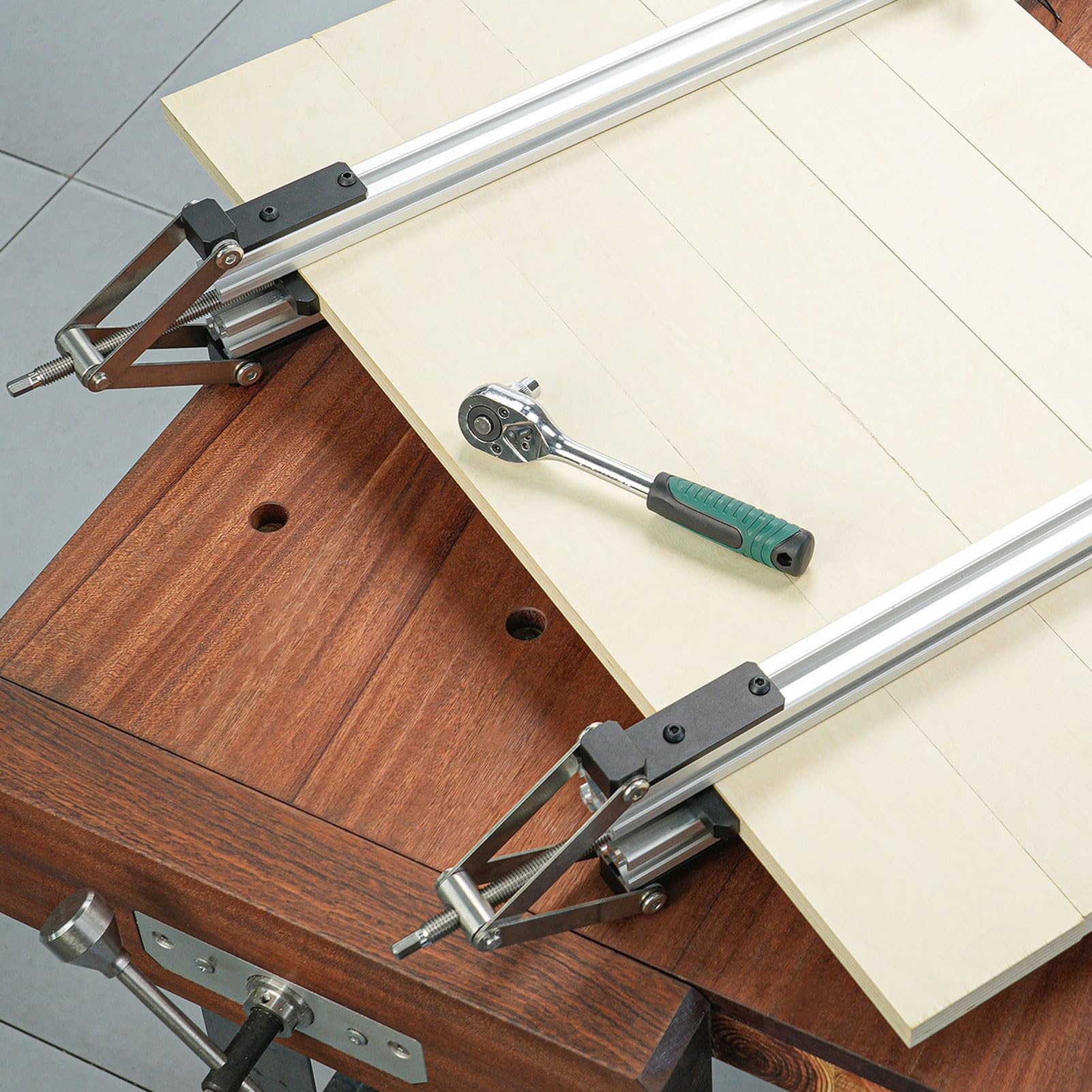Aramox Precyzyjny Zacisk Panelowy do Obróbki Drewna, Zacisk Dociskowy ze Stopu Aluminium i Stali Nierdzewnej, 4-kierunkowe Ustawienie dla Płyt od 12 do 100 Mm, Produkcja Szaf i Mebli za pomocą