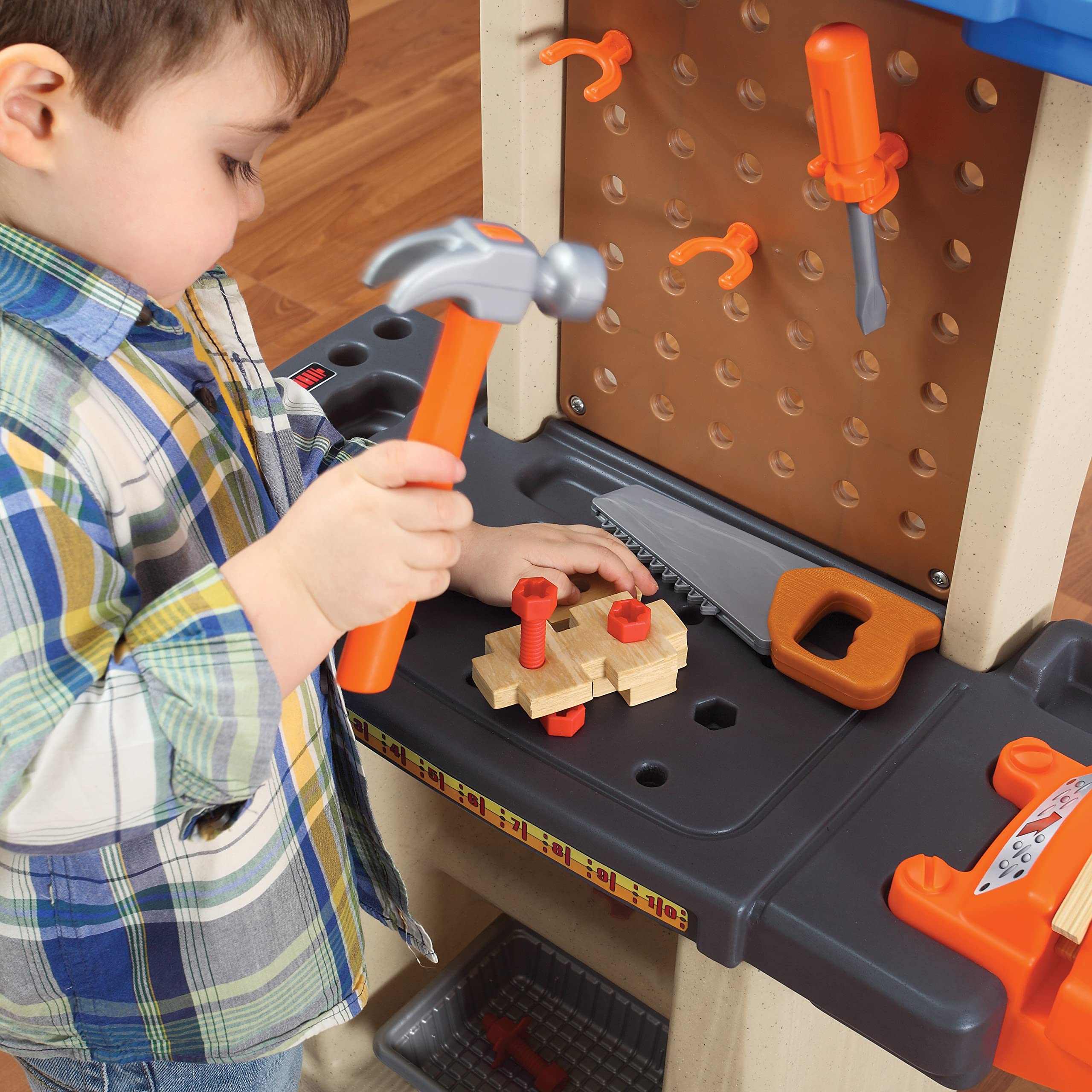 Step2 Handy Helper's Workshop Etabli pour Enfant | Jeu de Bricolage avec Outils & Kit d'Accessoires de 22 Pièces | Jouet en Plastique pour Enfants