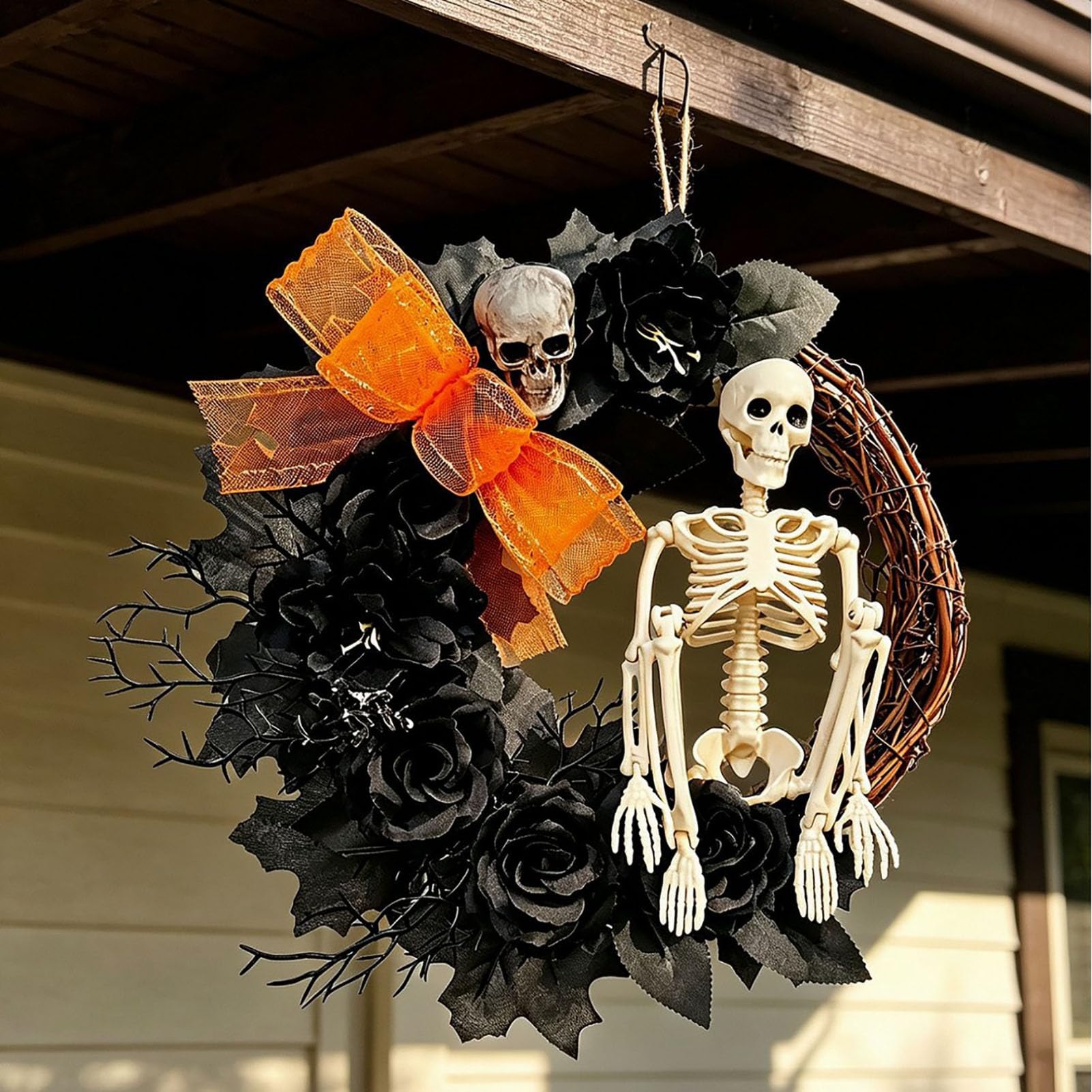 Wieniec Halloween z Pozującą Figurką Szkieletu na Drzwi Frontowe