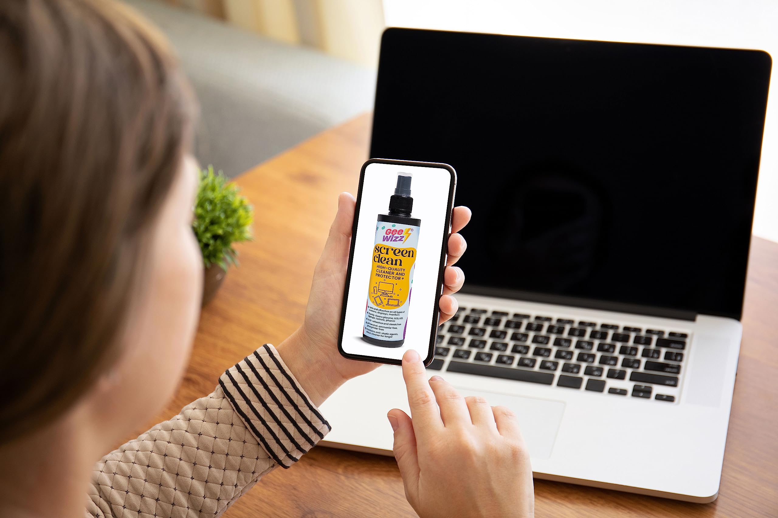Gee-Wizz Screen Clean - Kit 250 ml Spray Pulisci Schermo con Panno Microfibra - Detergente Per Tutti Tipi di Schermo, Display, Monitor di Tutti i Dispositivi. Senza striature e Anti-Polvere