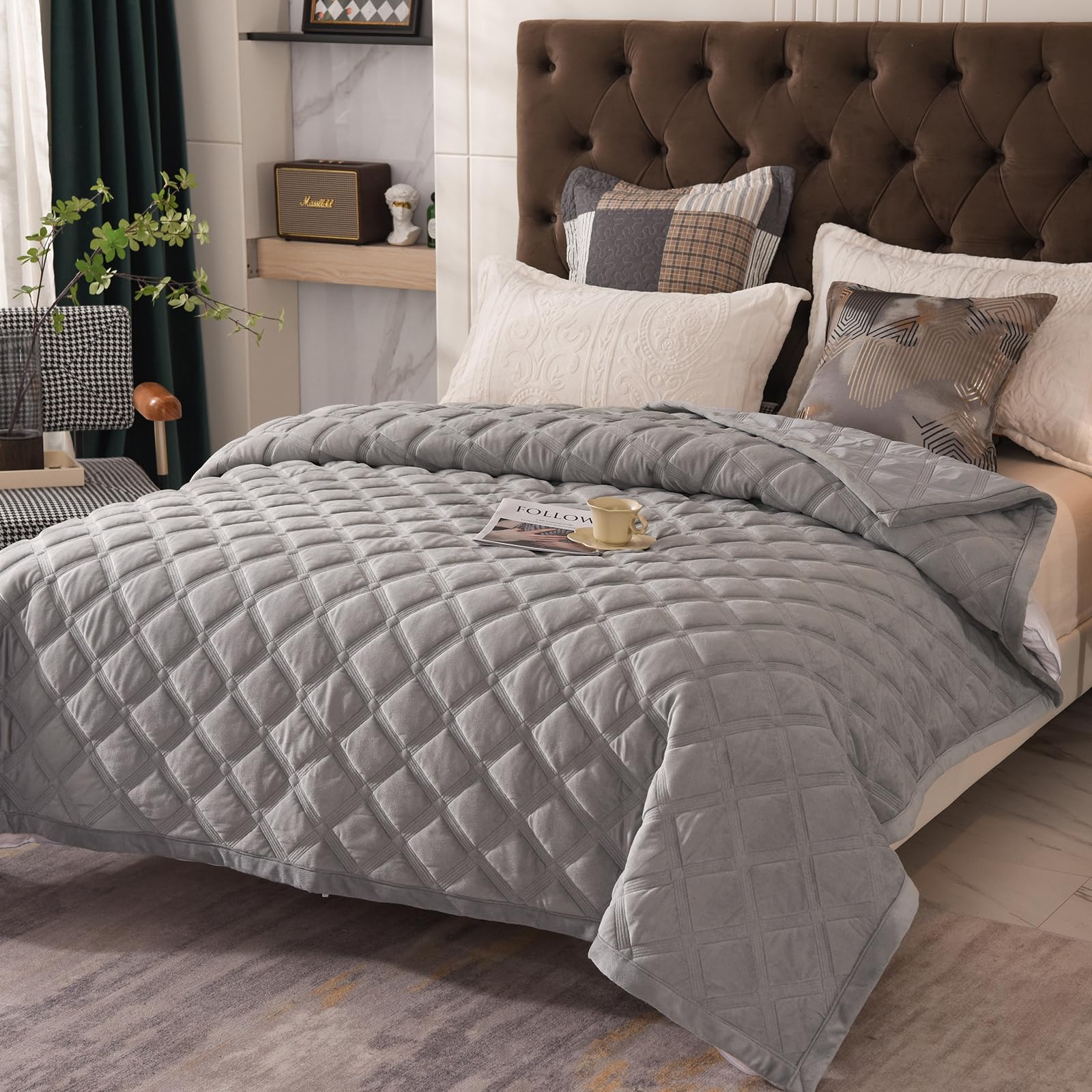 SHANNA Quilt Bettüberwurf 3-teilige Set: Ganzjahres-Ultraweiche Mikrofaser Kuschel-Steppdecke Kingsize 220 x 240 cm Komfort Set mit 2 Kopfkissenbezügen 50 x 70 cm, maschinenwaschbar (Hellgrau-B)