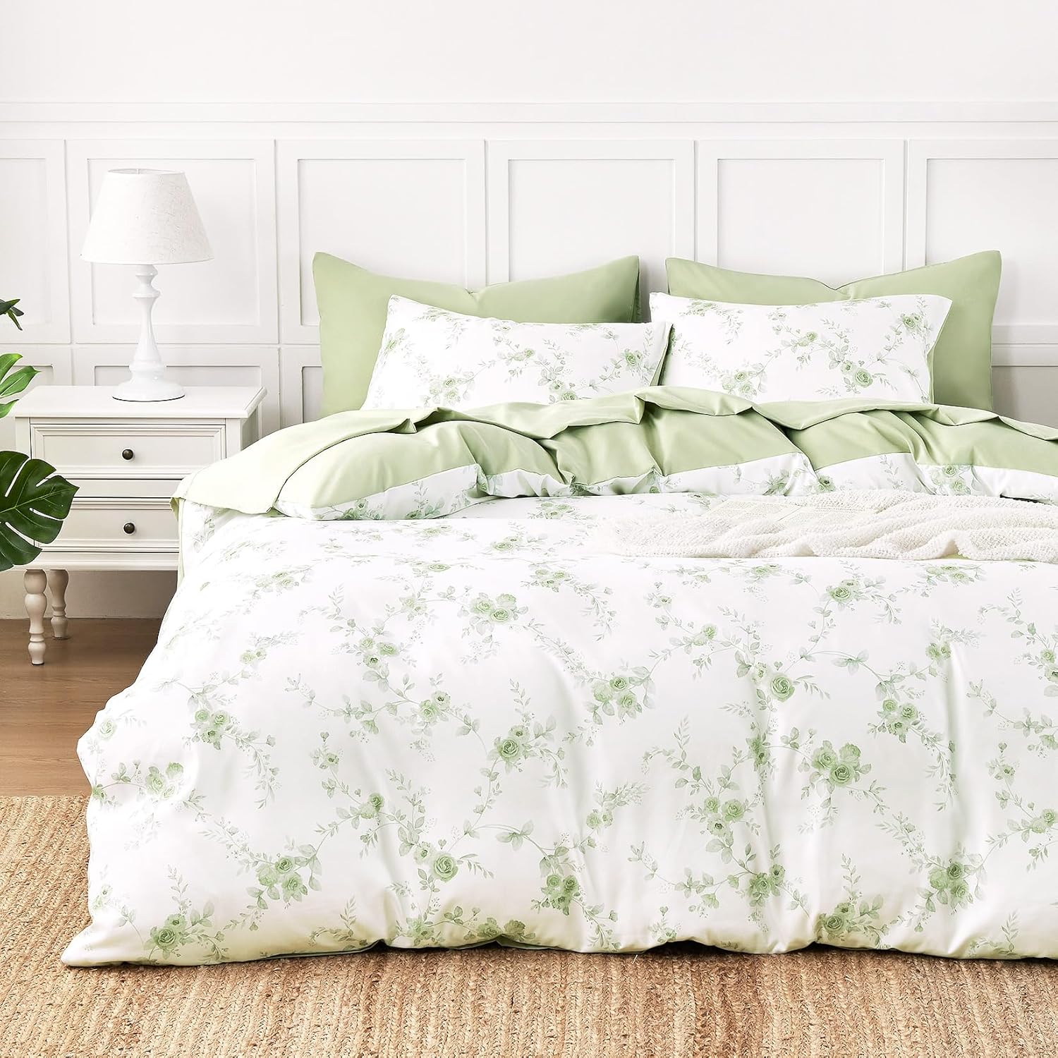 Wake In Cloud - Floral Duvet Cover Set, Shabby Chic Coquette Cottagecore Farmhouse Style with Romantic Flower Pattern, Soft Lightweight Bedding, 3-Piece, Green White, Queen Size