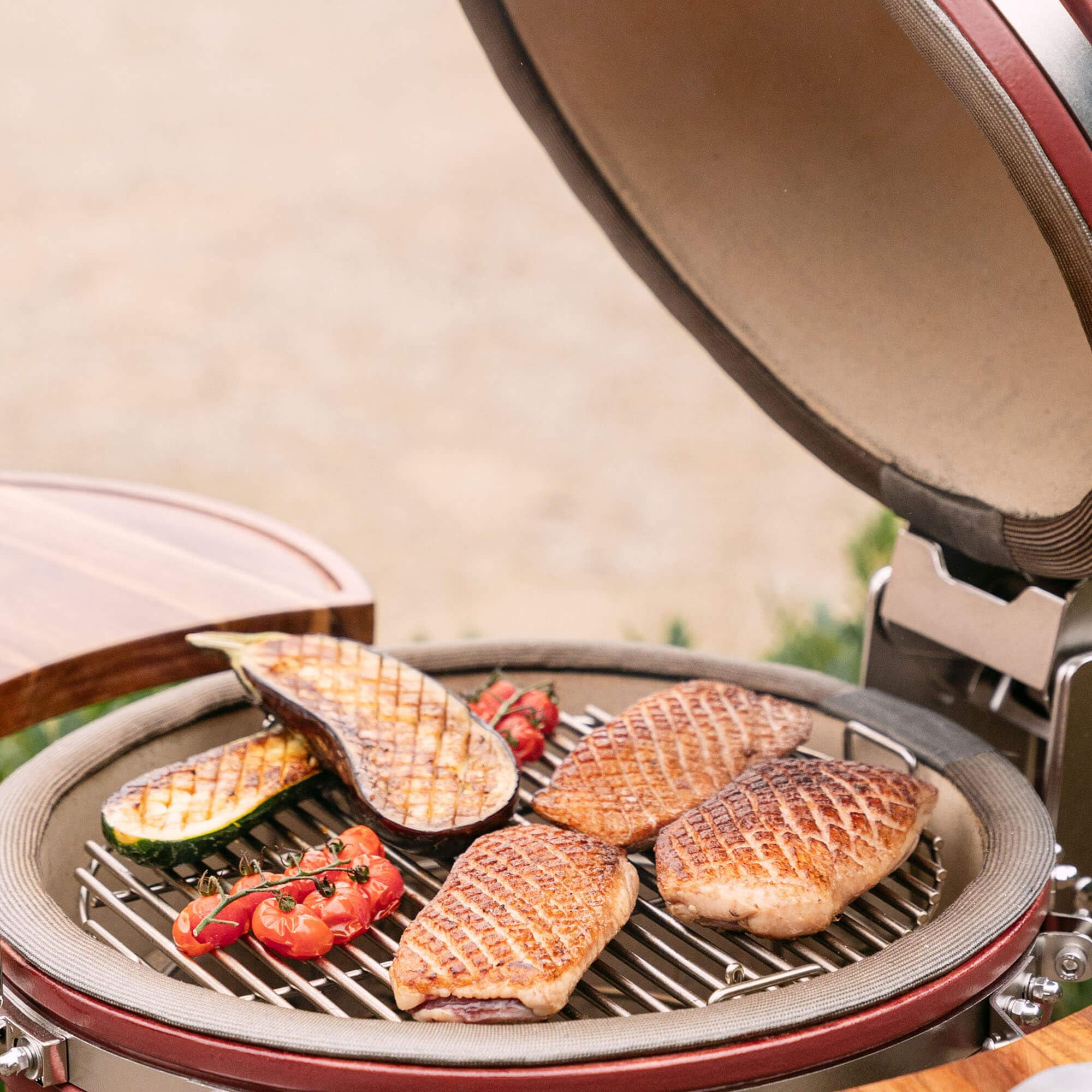 Kamado Kokko 18" - Nouvelle édition 18" = taille standard (46 cm x 69 cm) Bon compromis entre sa taille et sa rapidité d’allumage Diamètre de la grille : 37 cm Bleu marine