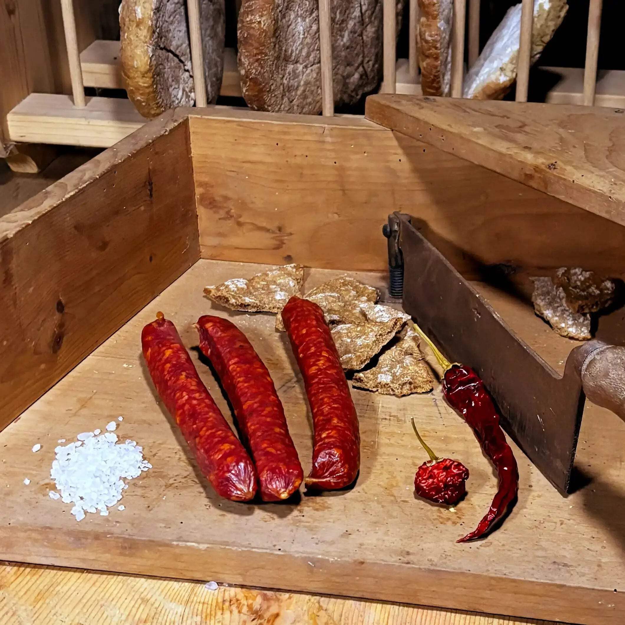 Gourmet Degustationspaket – Südtiroler Spezialitäten Paket – Speck, Salami, Kaminwurzen handwerklich hergestellt & traditionell veredelt