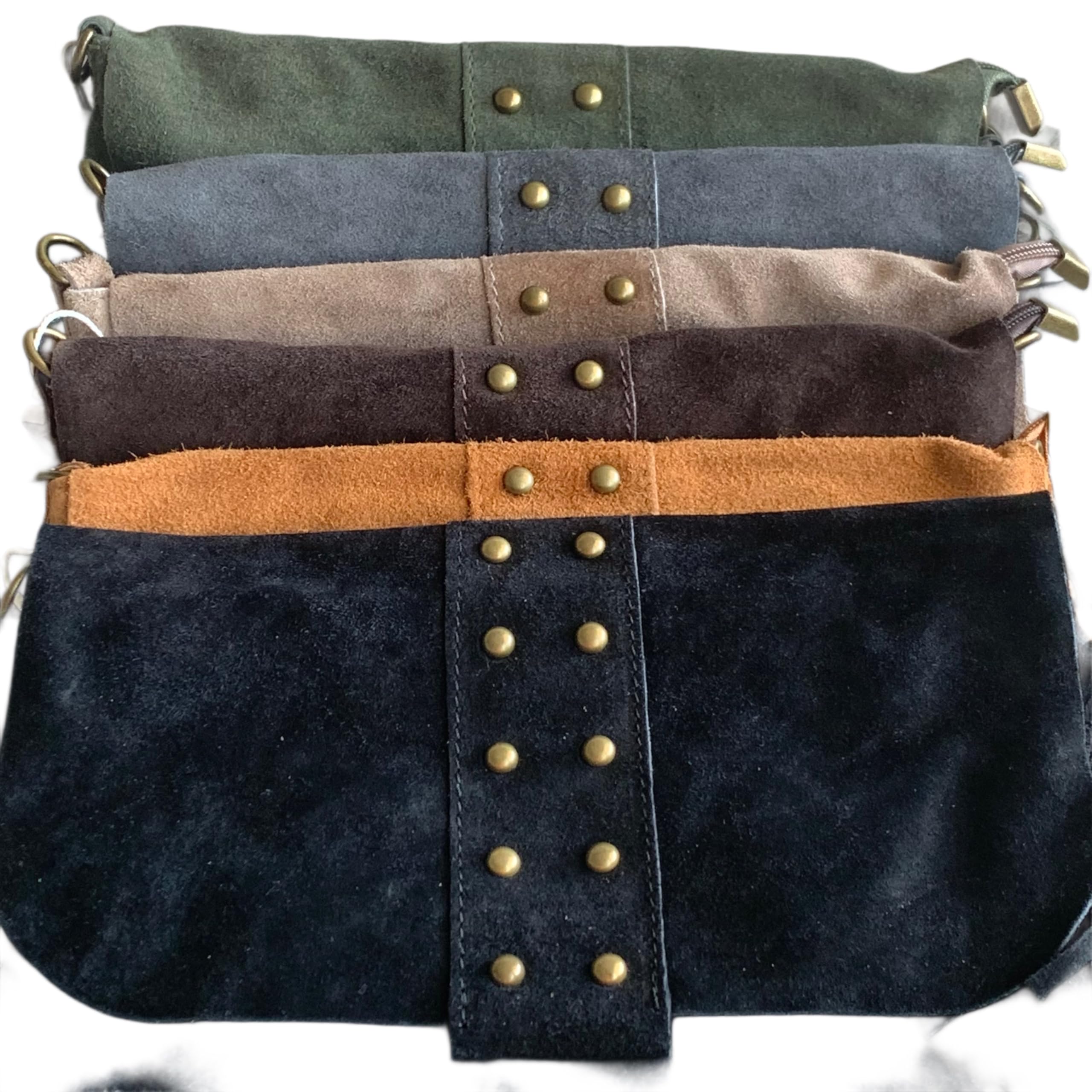 Borsa a tracolla con frange e borchie in camoscio italiano. Cinturino regolabile e intercambiabile. Chiusura con cerniera. Interno foderato con tasca integrata.