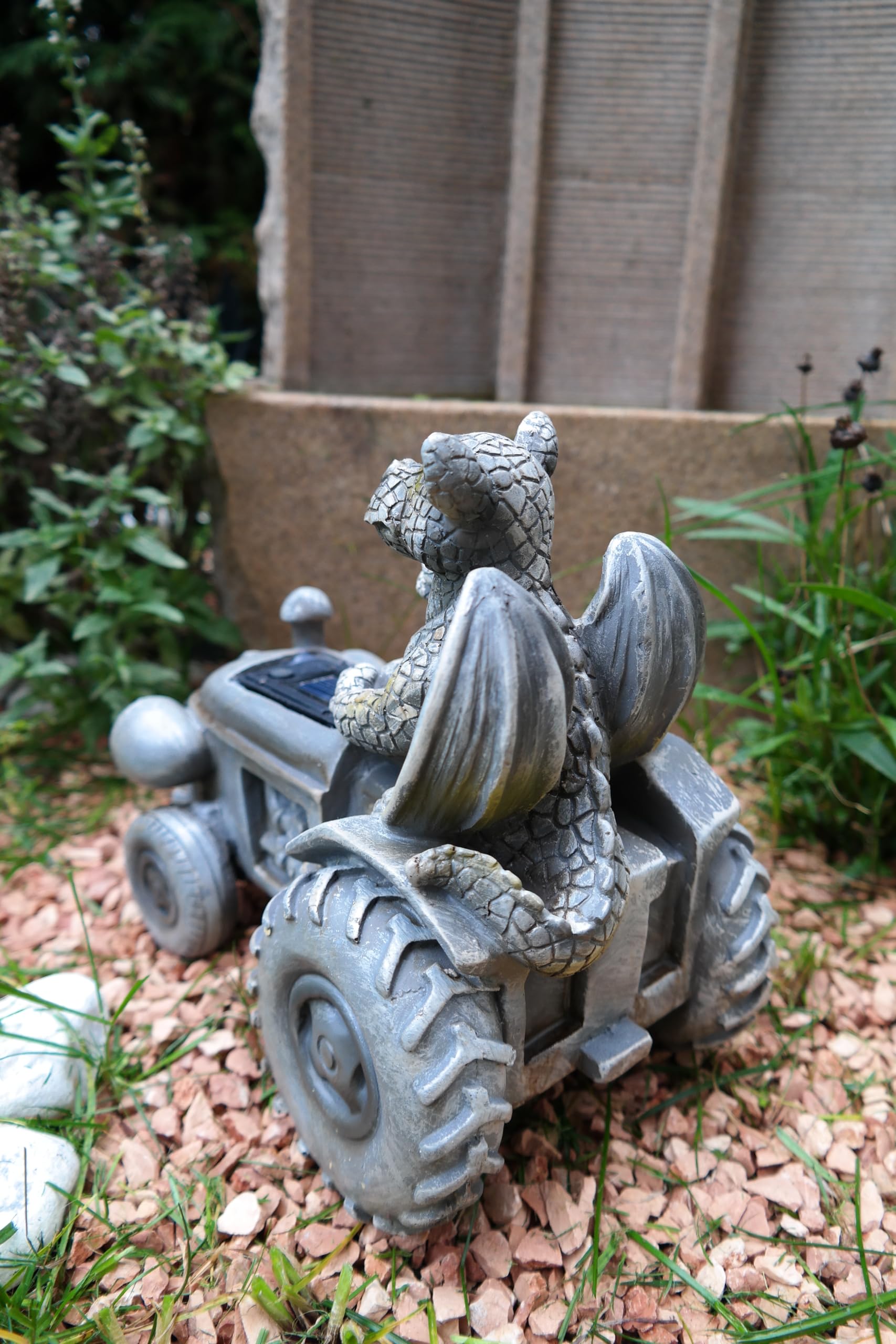 Kremers Schatzkiste Drachenkind auf Traktor mit Solar-Laterne Gartenfigur Drache wetterfest Gartendeko aus Polyresin Solarlicht Scheinwerfer beleuchtet Handbemalt witterungsfest