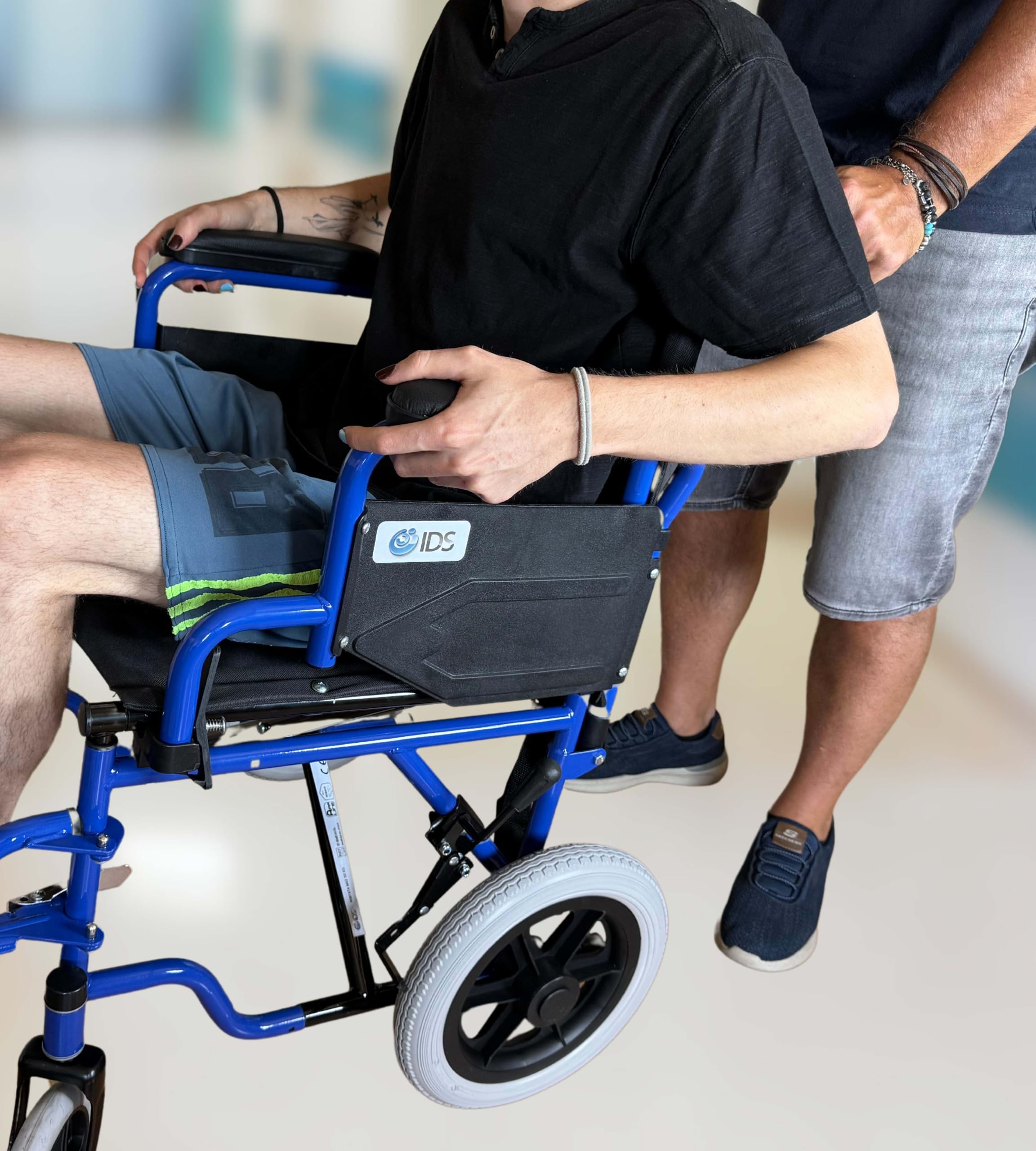 App Life Sedia a Rotelle Pieghevole Leggera Transito per Disabili ed Anziani - Dispositivo Medico di Classe I - Acciaio Leggero con Braccioli, Pedane ribaltabili ed Estraibili Blu