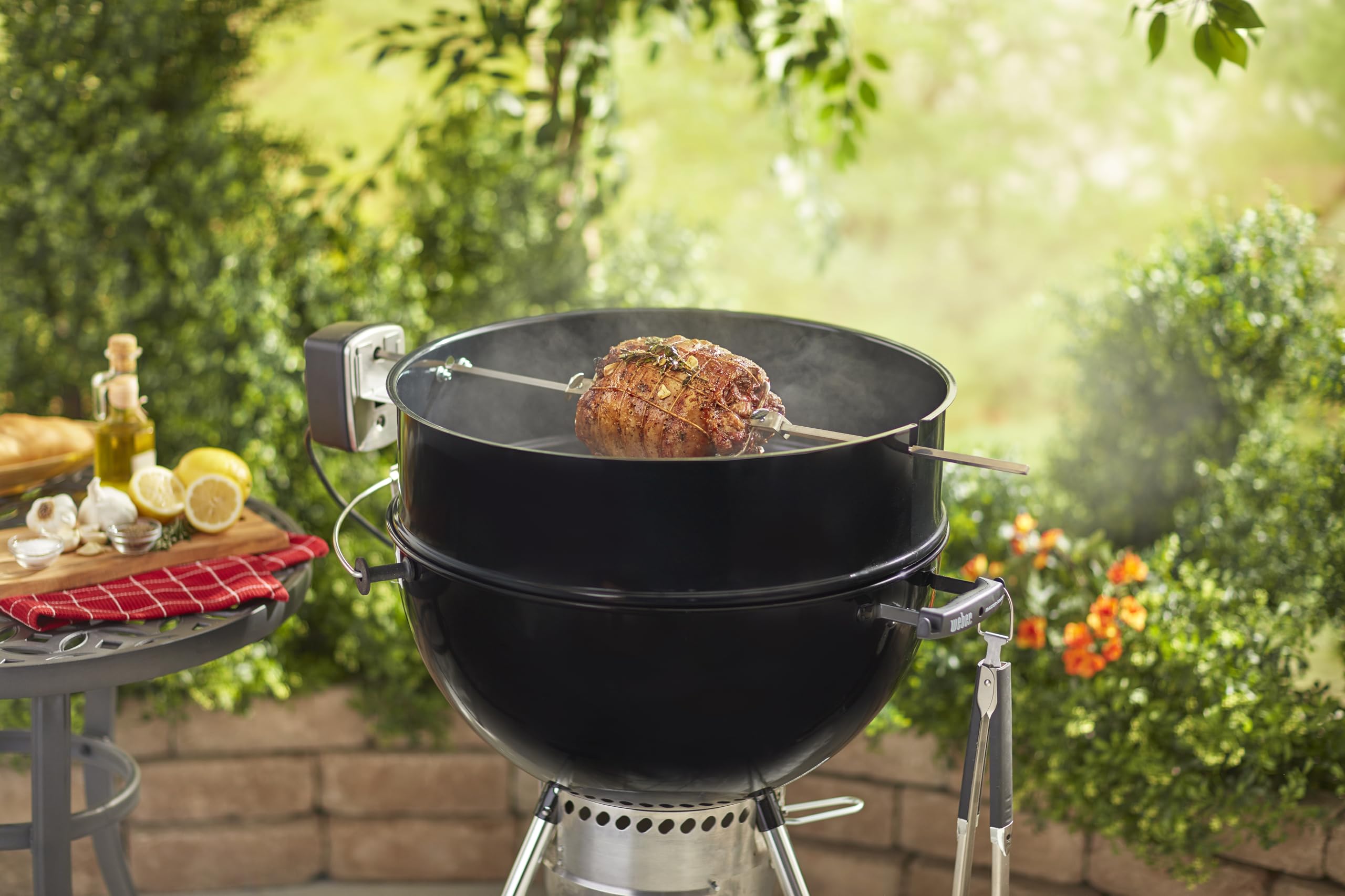 Weber Rôtissoire pour barbecues à Charbon 57 cm/Broche motorisée pour Une Cuisson homogène des rôtis et volailles – Noir/Argent (7494)