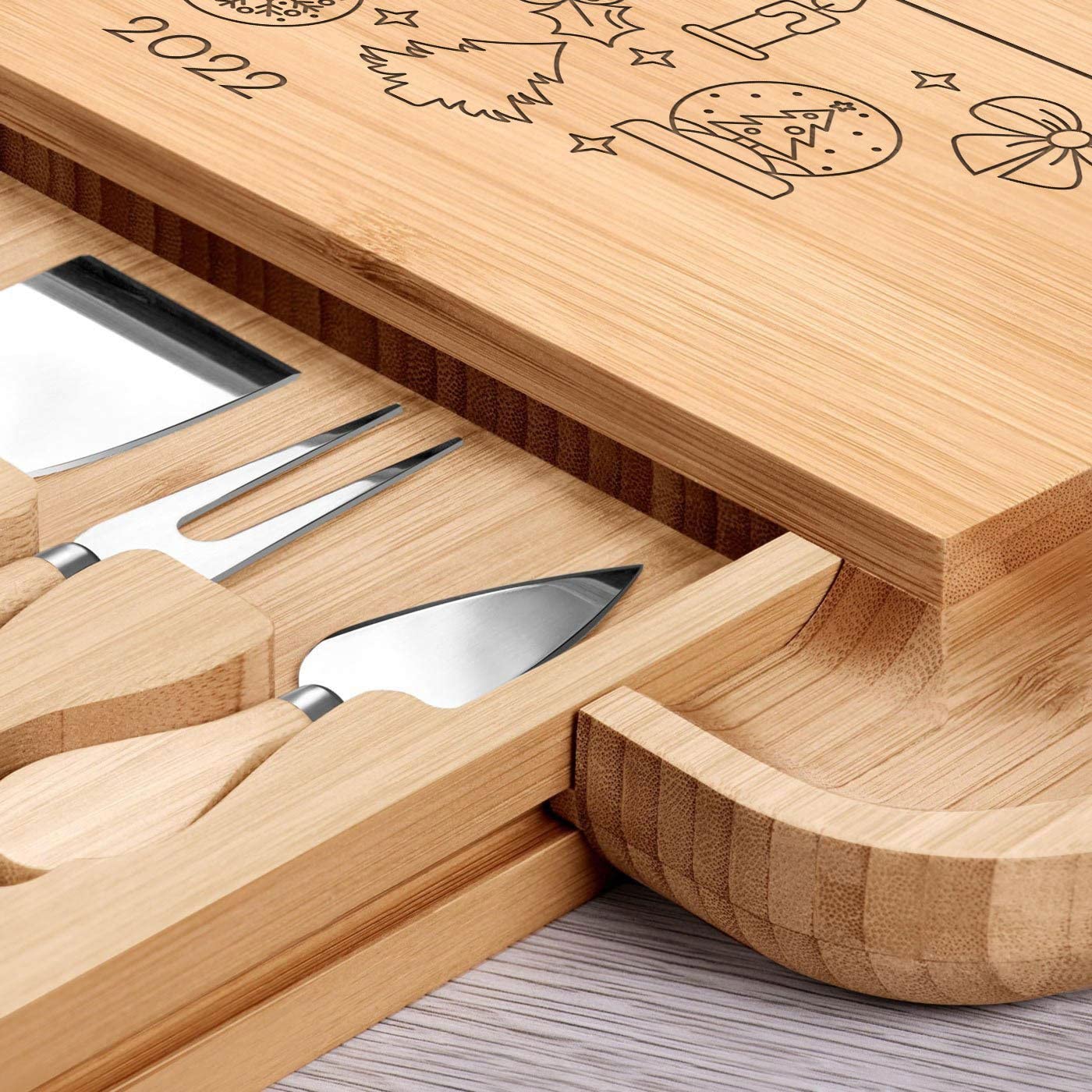 MAVERTON Planche à Fromage avec Gravure, pour Femme | Set de 4 Accessoires à Fromage, Plateau en Bois pour Homme, 34x34cm, Cadeau de Noël, pour Proches, Saveurs