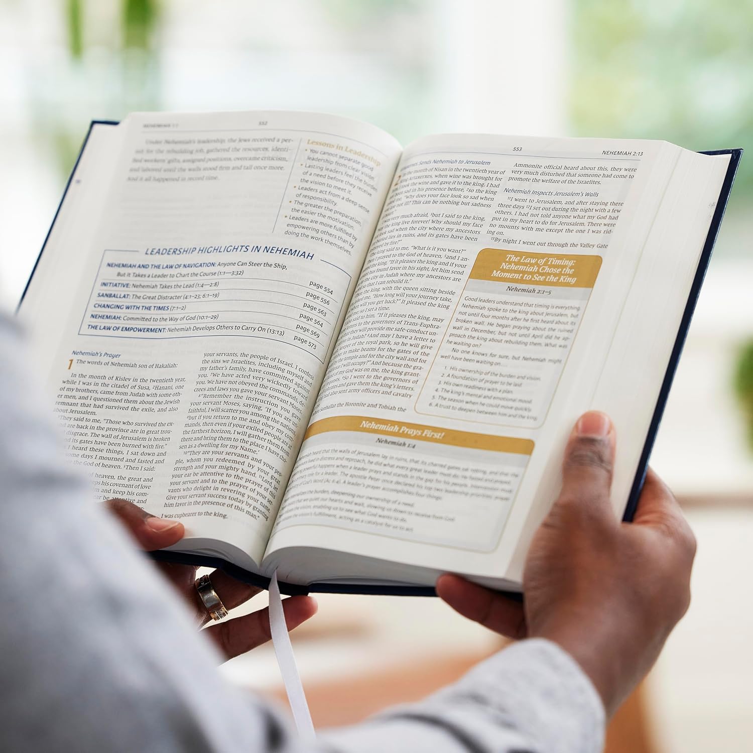 NIV, Maxwell Leadership Bible, 3rd Edition, Premium Bonded Leather, Burgundy, Comfort Print: Holy Bible, New International Version - Image 3