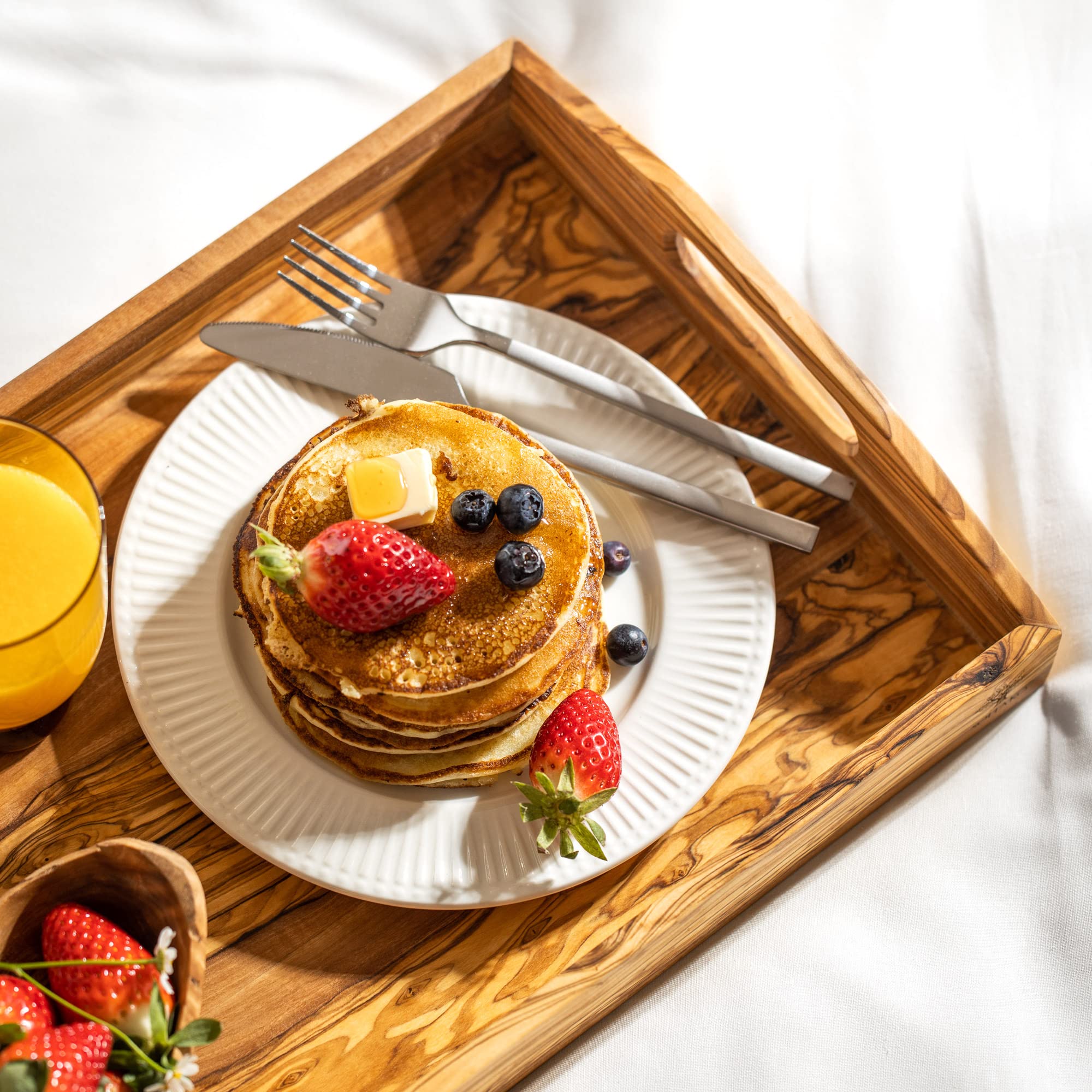 SOLTAKO Plateau de Service en Bois d’Olivier, Set de Plateaux de Petit-déjeuner, collation, Boissons, Nourriture, Plateau de présentation avec Deux Poignets et rebords en Bois d’Olivier Naturel