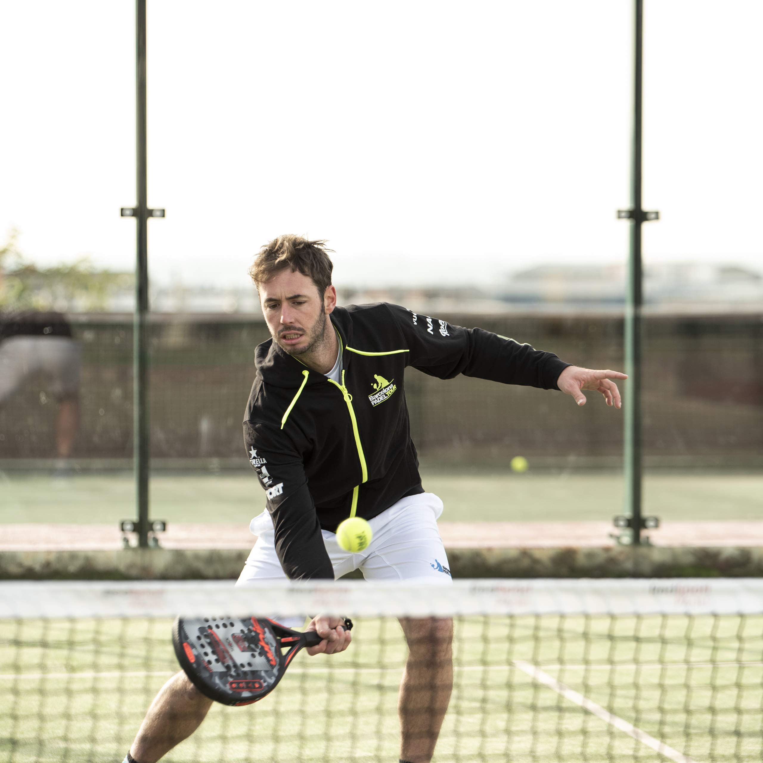 Barcelona Padel Tour | Short pour Hommes avec Poches | Short en Tissu léger et Respirant avec Impression spéciale Padel | Vêtements de Sport…