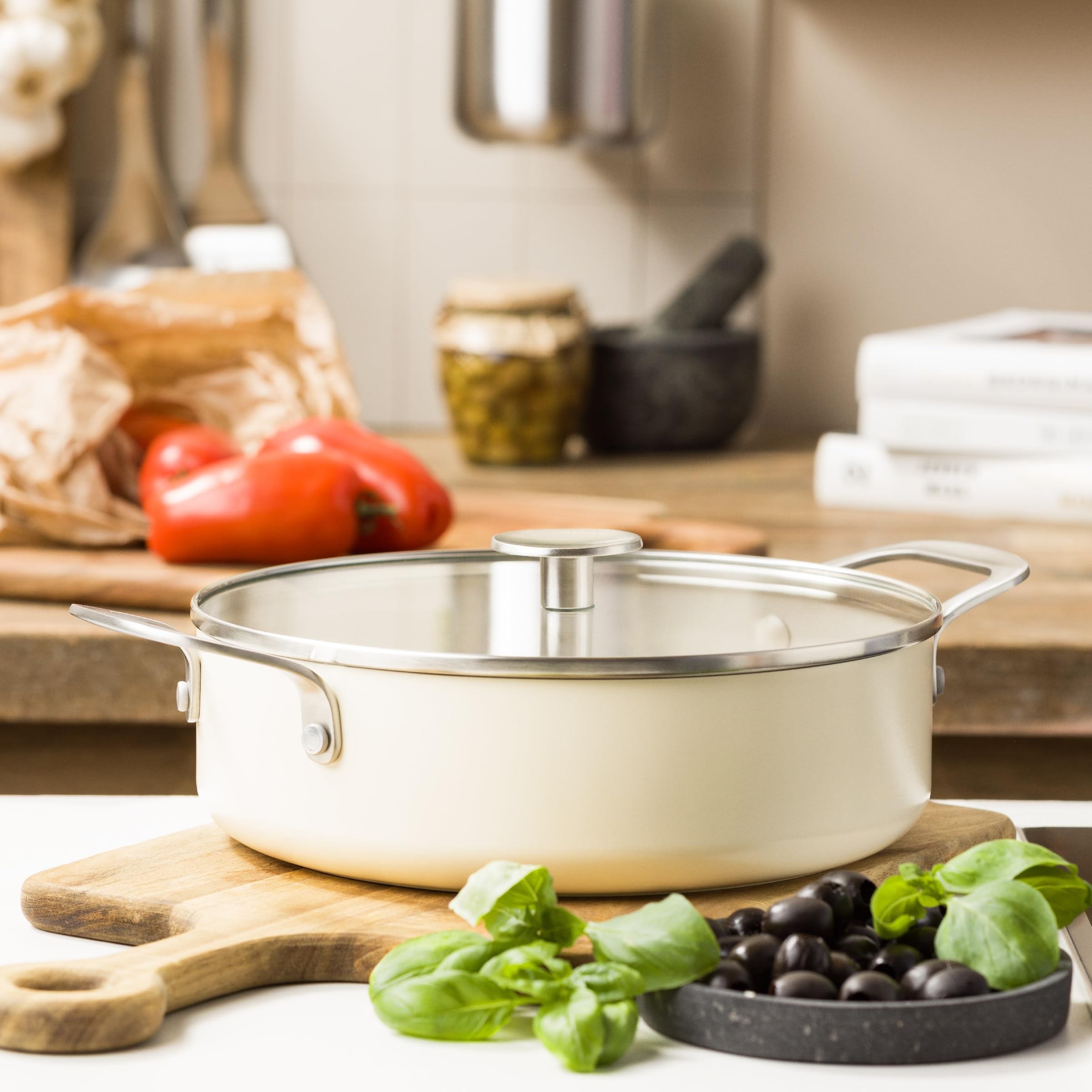 KitchenAid Aluminium Tegame Ceramica Antiaderente con Coperchio Vetro e Manico Ausiliario, 28 cm/4,28 L, Senza PFAS, Induzione, Manico Acciaio Inox, Forno, Lavastoviglie, Crema