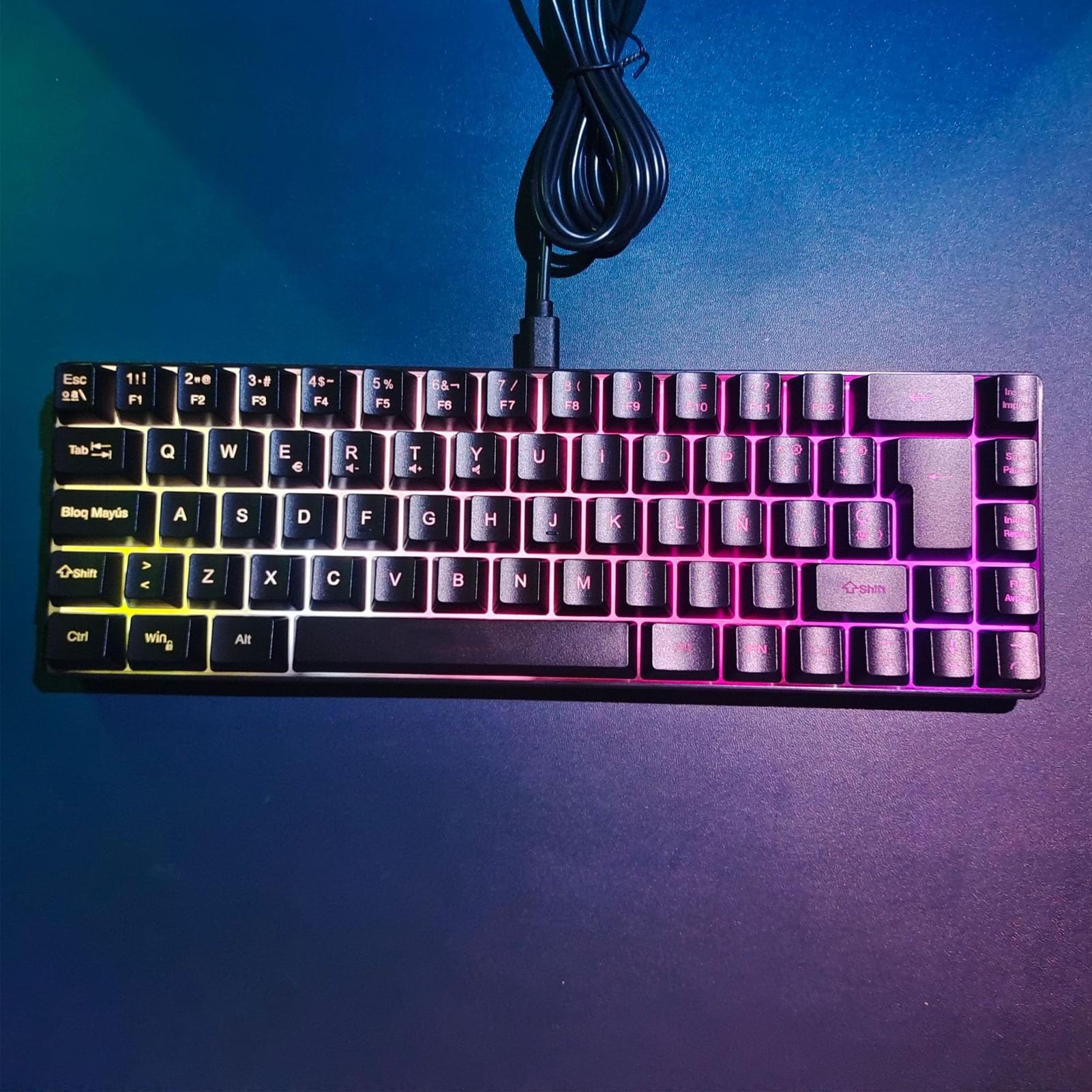 Hidyliu Tastiera da Gioco Meccanica Cablata con Retroilluminazione RGB Comfort Ergonomico per Lavorare e Giocare Design Compatto a 68 Tasti (Nera)