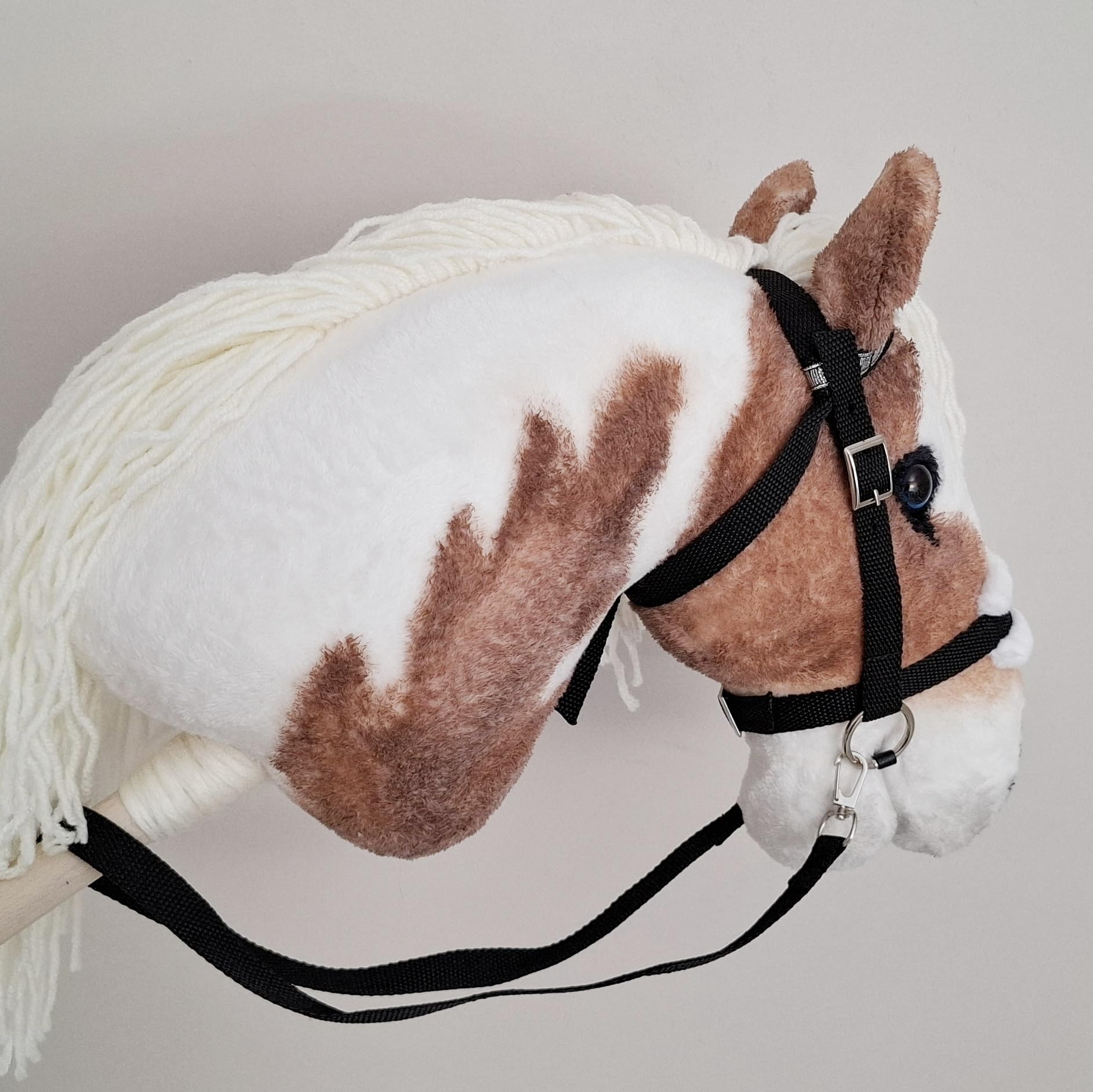 Generisch Hobby Horse Pferd Pinto | Paint Steckenpferd Großes A3 | Abnehmbare Trense & Lange Mähne | Stockpferd mit Zubehör
