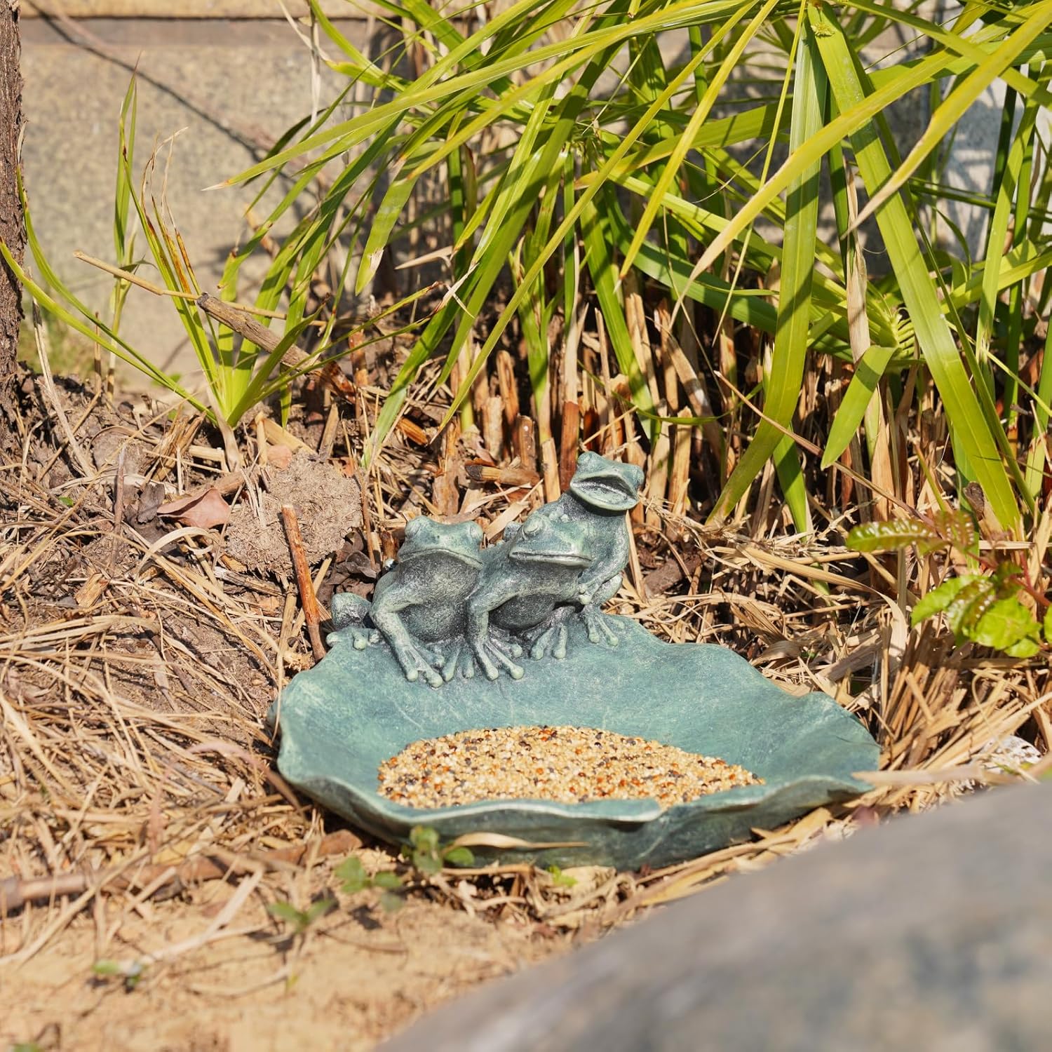 Wild Bird Feeder Birdbath Bowl - Garden Decorations Hummingbird Feeders Frogs on Leaf Bird Bath for Backyard Patio Outdoor Gifts for Frogs Lovers Mom Grandma Women 9.25*9.25*5 inch Newman House Studio
