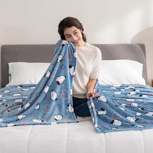 Miniatura 2 de Berkshire Blanket Peanuts® VelvetLoft® Cute Character Snoopy Plush Blanket,Heart Toss Blue,King 90 in x 108 in (Official Peanuts® Product)