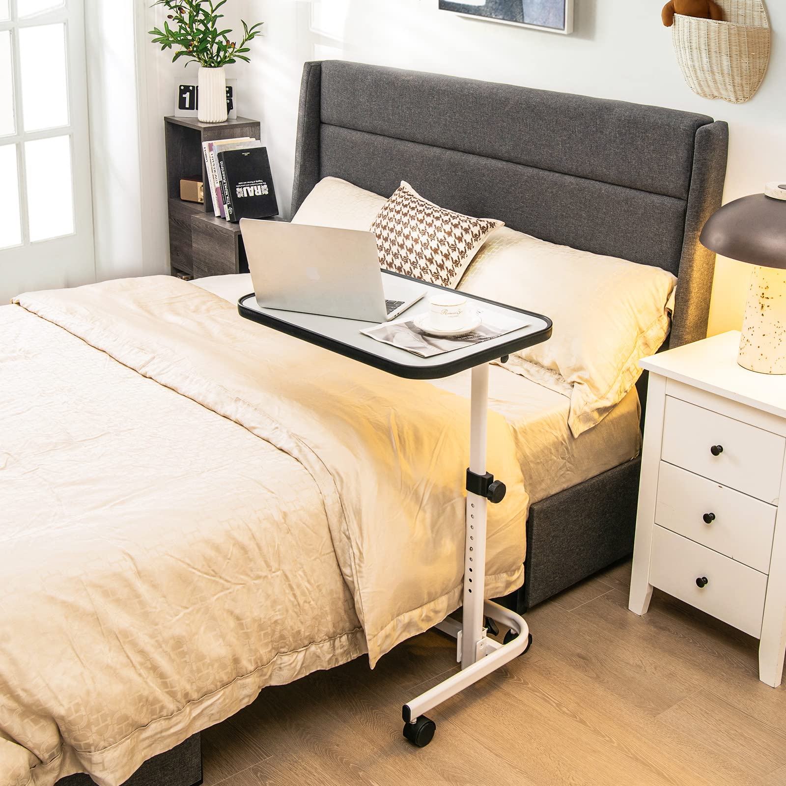 GYMAX Tavolo da Letto Tavolino Laterale con 4 Rotelle Universali, Angolo e Altezza Regolabile, Piano Inclinabile, a Forma di C, per Soggiorno, Camera da letto, Ospedale (Bianco)