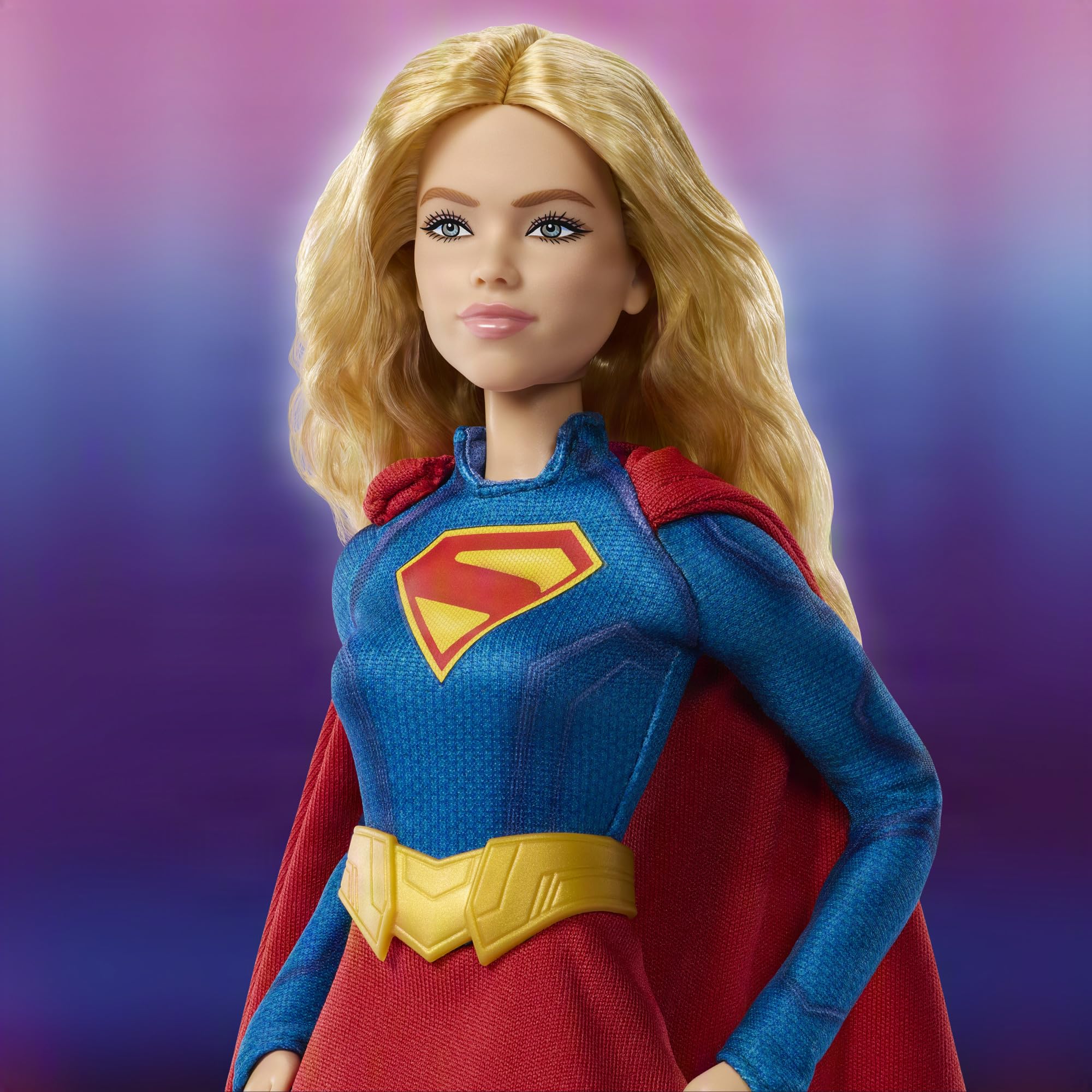 Barbie Signature Lalka DC Supergirl, blondynka w kostiumie superbohaterki i pelerynie, kolekcjonerska lalka w opakowaniu ekspozycyjnym ze stojakiem, JJY04