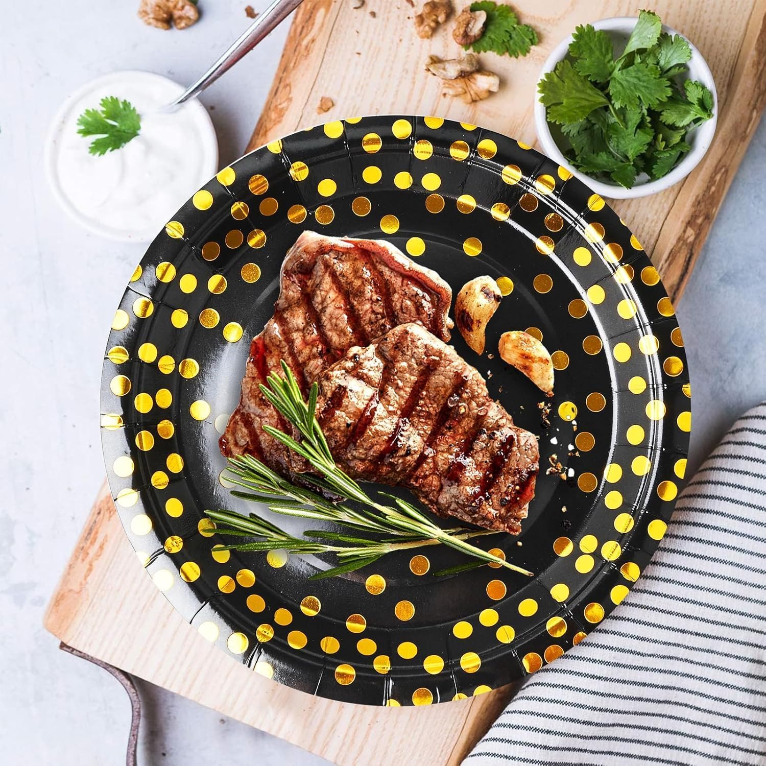 Vaisselle de fête noire et or 201 pièces, assiettes, gobelets, serviettes et nappe à pois dorés. Élégant et pratique pour anniversaire, mariage, baby shower ou toute autre célébration spéciale