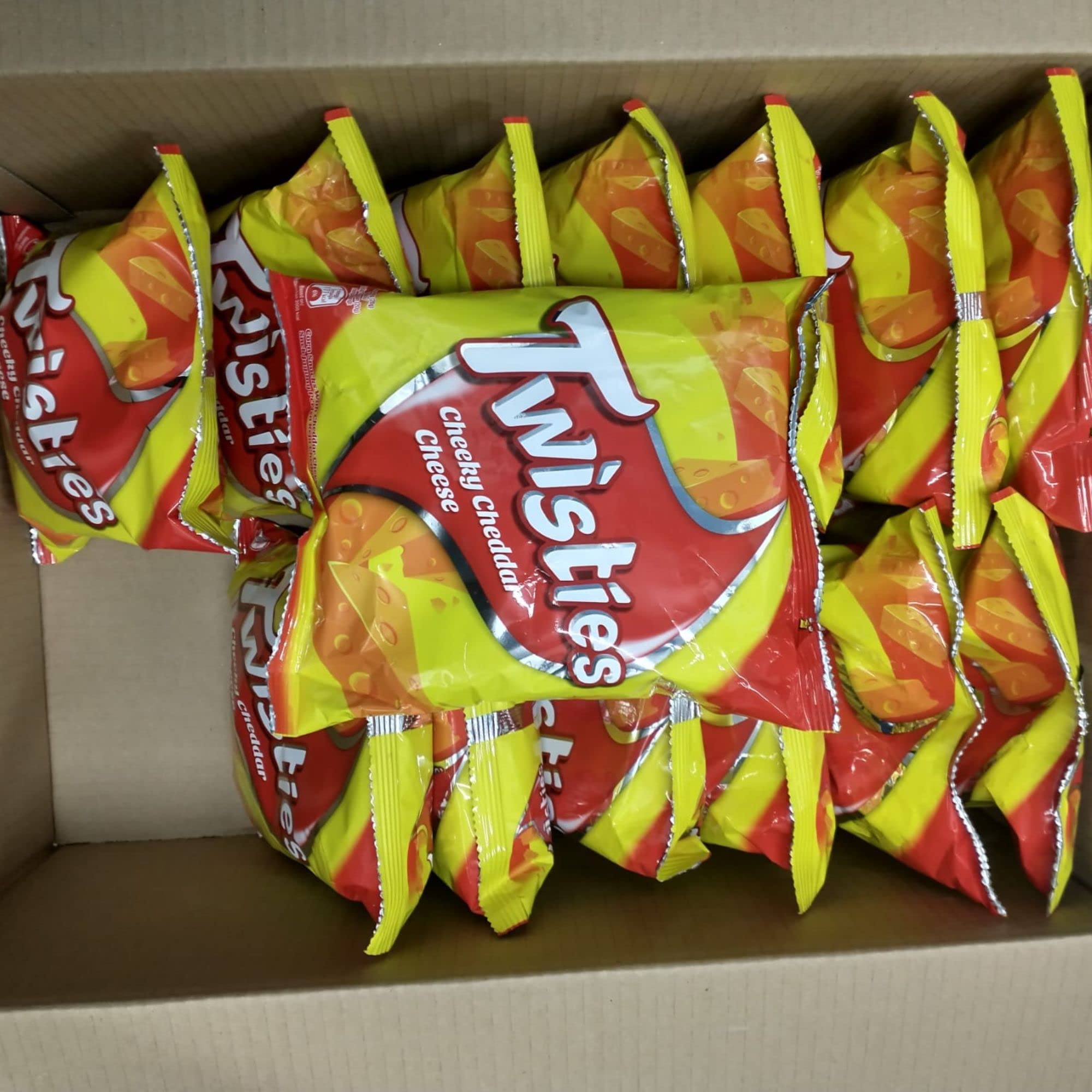 Twisties Cheeky Cheddar Cheese 60 g chacun 14 paquets, Halal, Exp 12 août 2026