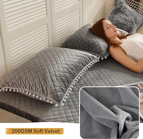 Miniatura 5 de LIFEREVO Juego de 2 fundas de almohada decorativas de terciopelo acolchado con diamantes para cama, con flecos y pompones, fundas de almohada suaves