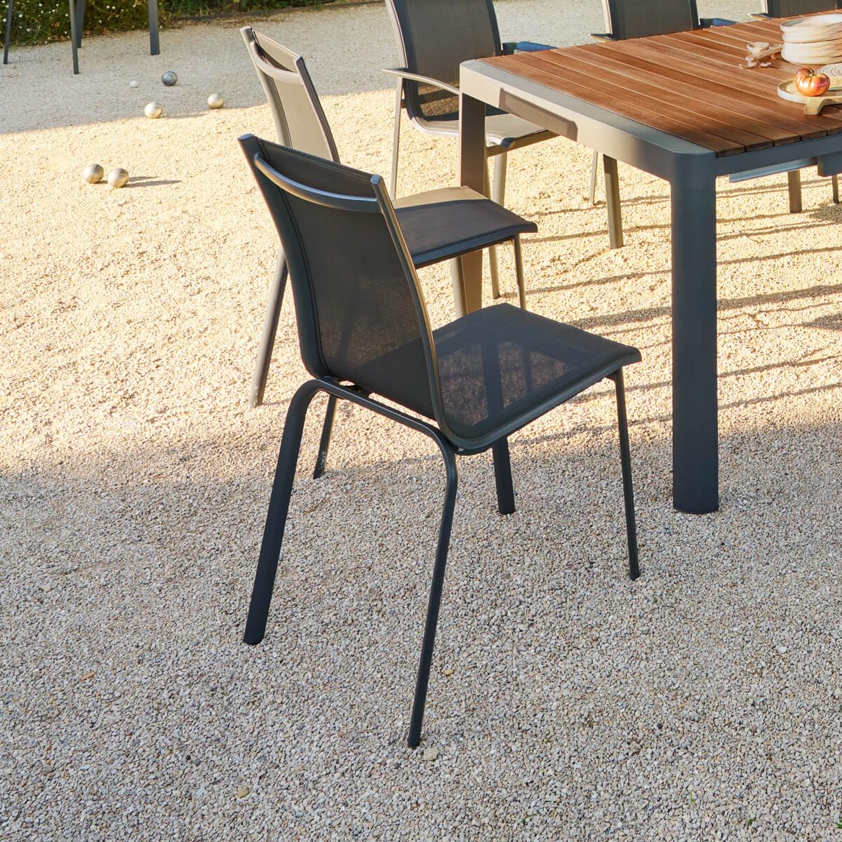 Hespéride - Chaise de Jardin Empilable Axant Anthracite - Aluminium Traité Epoxy Texaline - Dim 48 x 63 x 94 cm - Meuble d'Extérieur Empilable