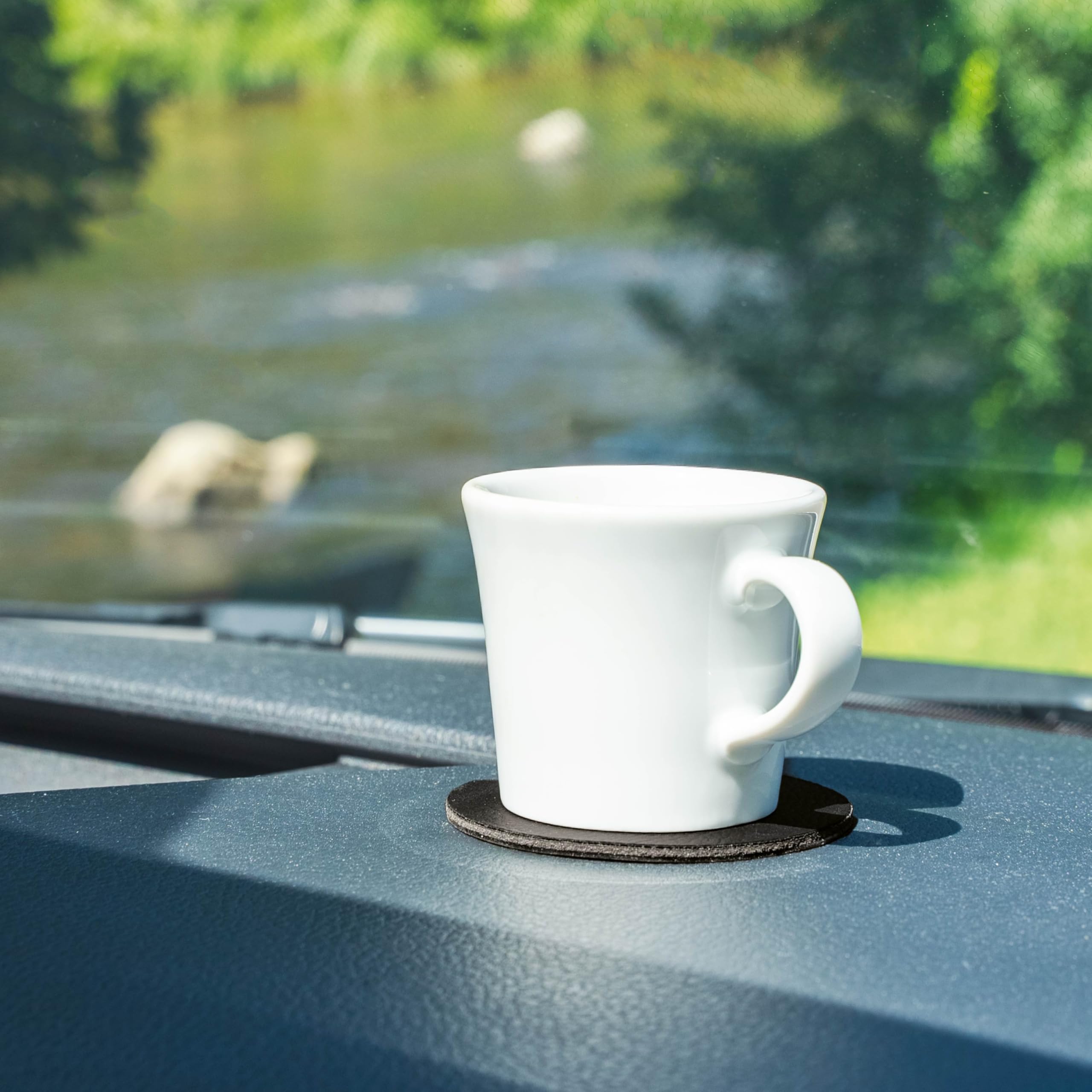 Silwy® Porcelanowe kubki do espresso z magnesami (zestaw 2 szt.) w zestawie z dwoma metalowymi nano-żelowymi podkładkami Black – antypoślizgowe filiżanki na kemping i do przyczep kempingowych,