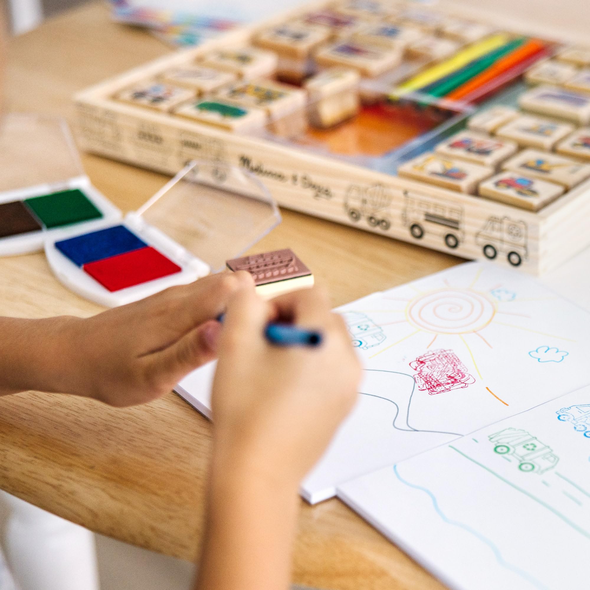Melissa & Doug 41901 Zestaw drewnianych pieczątek Deluxe - Pojazdy | Sztuka i rzemiosło | 3+ | Prezent dla chłopca lub dziewczynki