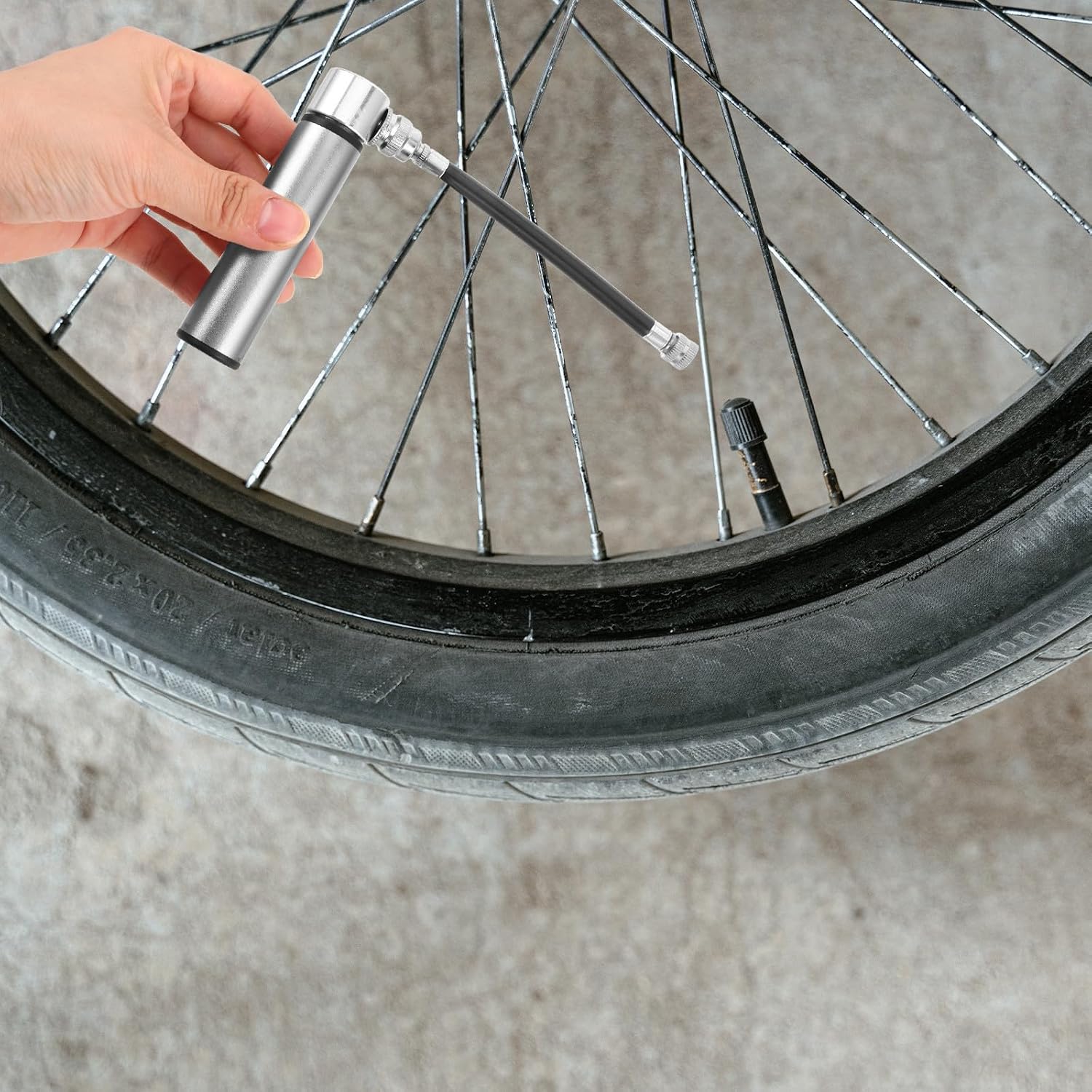 Lightweight Portable Mini Bicycle Pump Made of Sturdy Aluminum Alloy for Road Bikes and Bicycle Tires, Universal Valve Compatible, for Travel and Outdoor Cycling