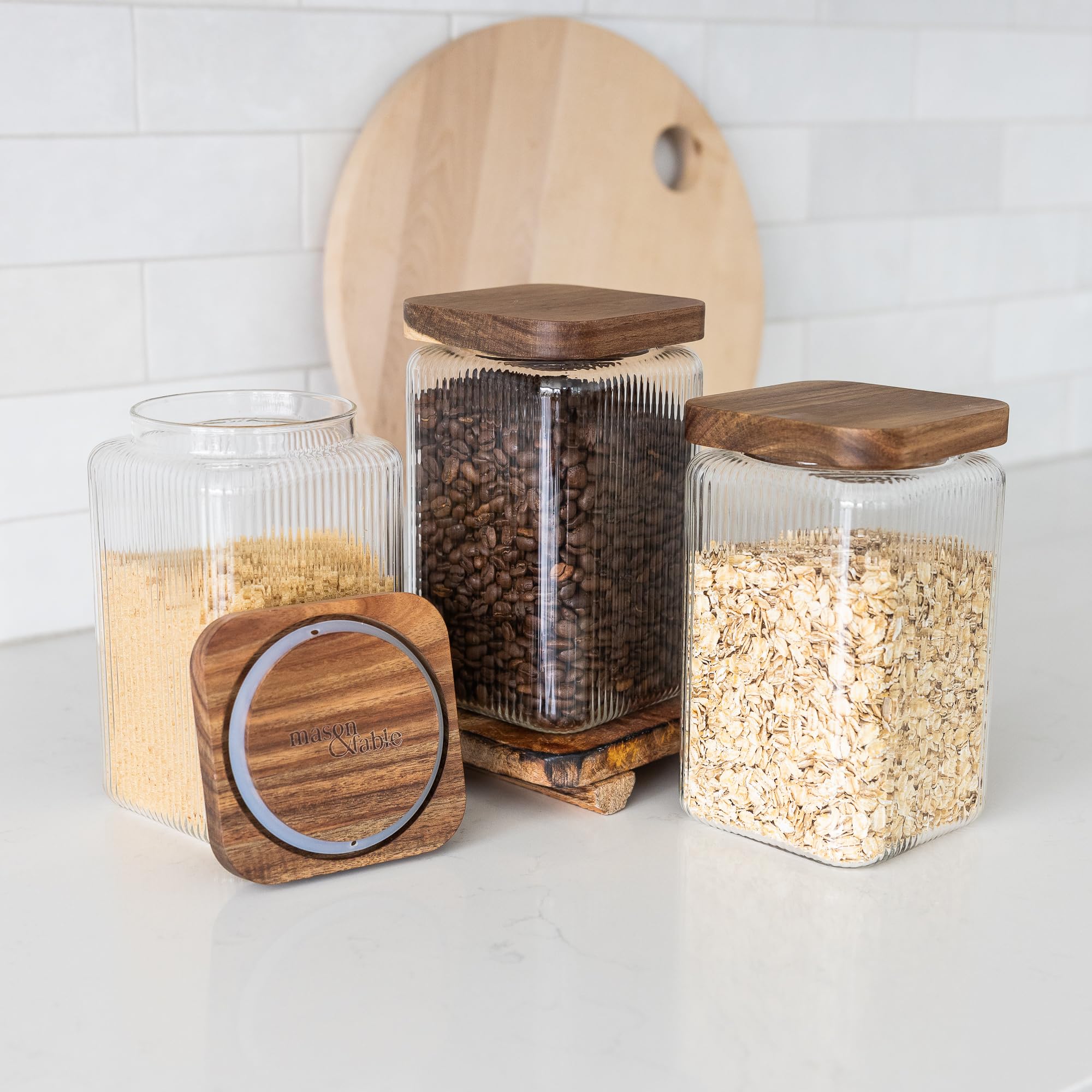 Mason & Fable Barattolo quadrato in vetro a coste con coperchio in legno, 1350 ml, set da 3 barattoli ermetici scanalati per alimenti, pasta, caffè, noci, contenitore quadrato per casa e cucina