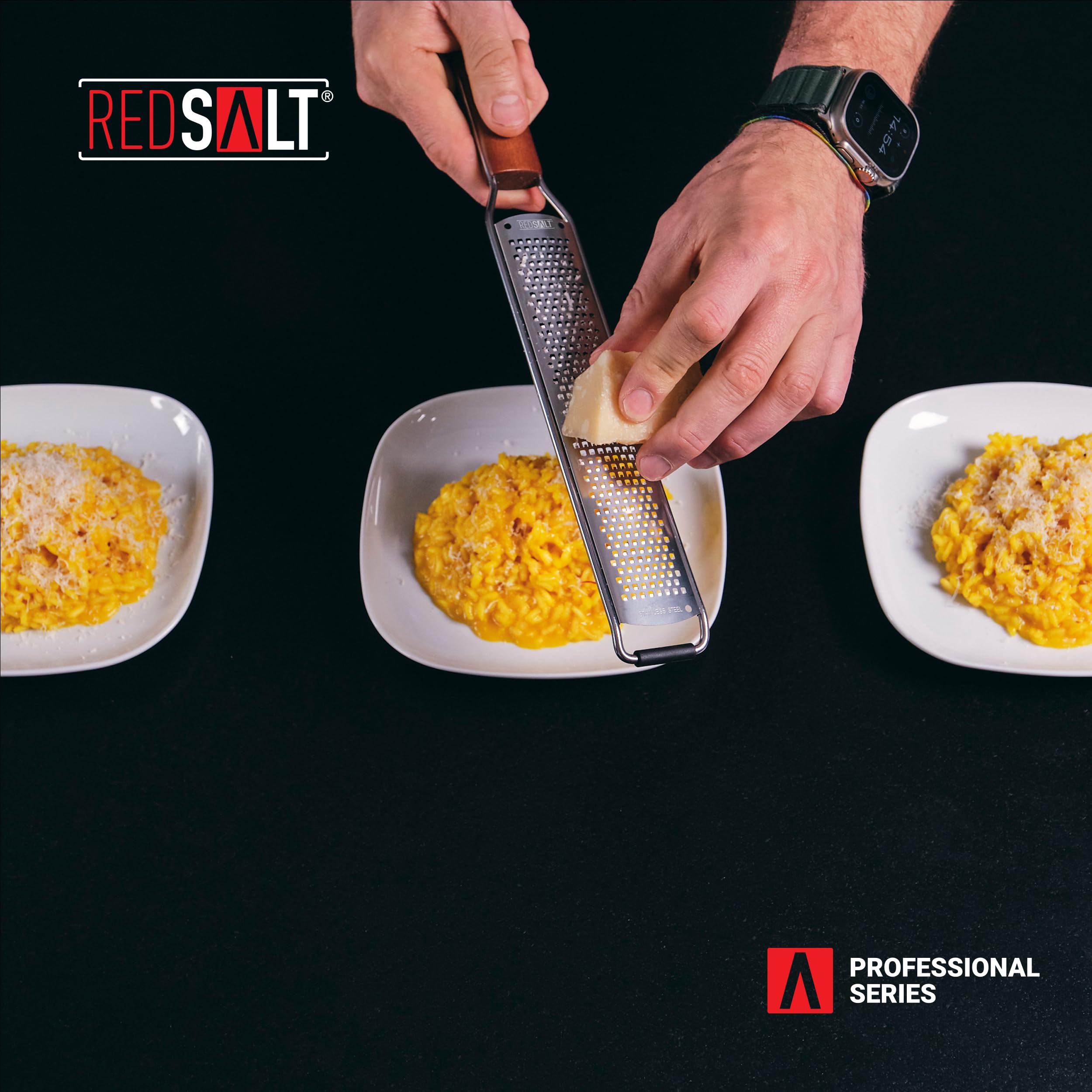 REDSALT Premium Zester grattugia in acciaio inox con manico in legno e piedini in gomma per la cucina, ideale per limoni, zenzero, carote, verdure, parmigiano, formaggio | affettatrice professionale