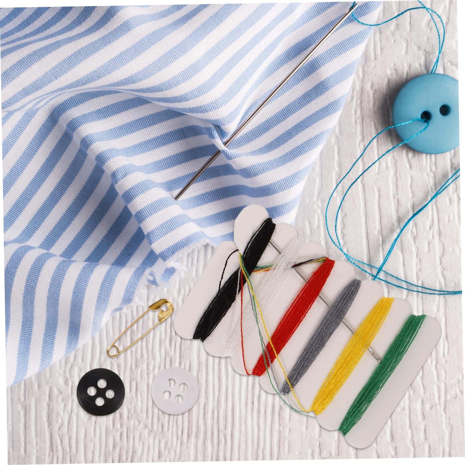 Kit de Costura Portátil Hogar 100 Piezas, Agujas, Botones y Hilos Surtidos, Multifuncional y Compacto para Alfombras y Confección de Vestidos Color Aleatorio